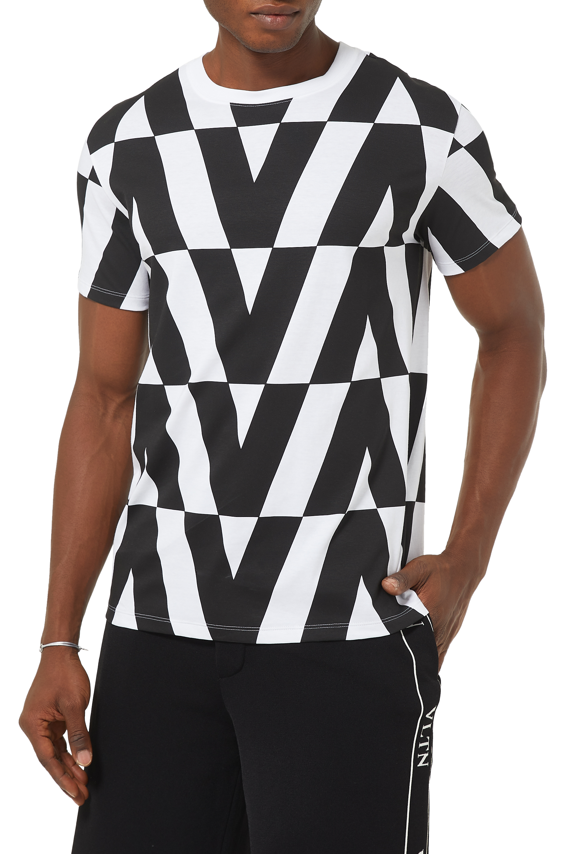 تي شيرت بنقشة ماكرو أوبتيكال بشعار الماركة