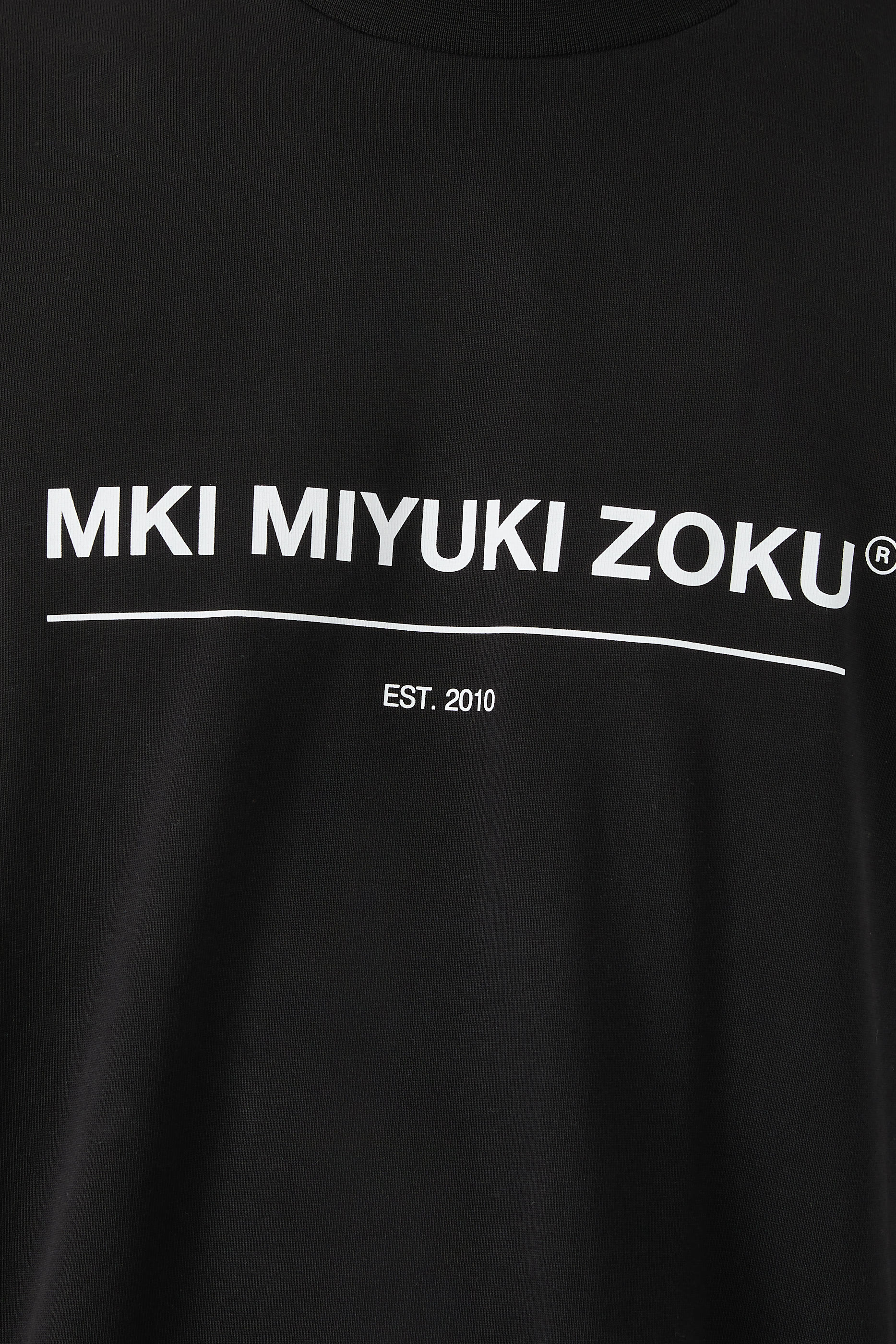 تيشيرت بشعار الماركة خطي  