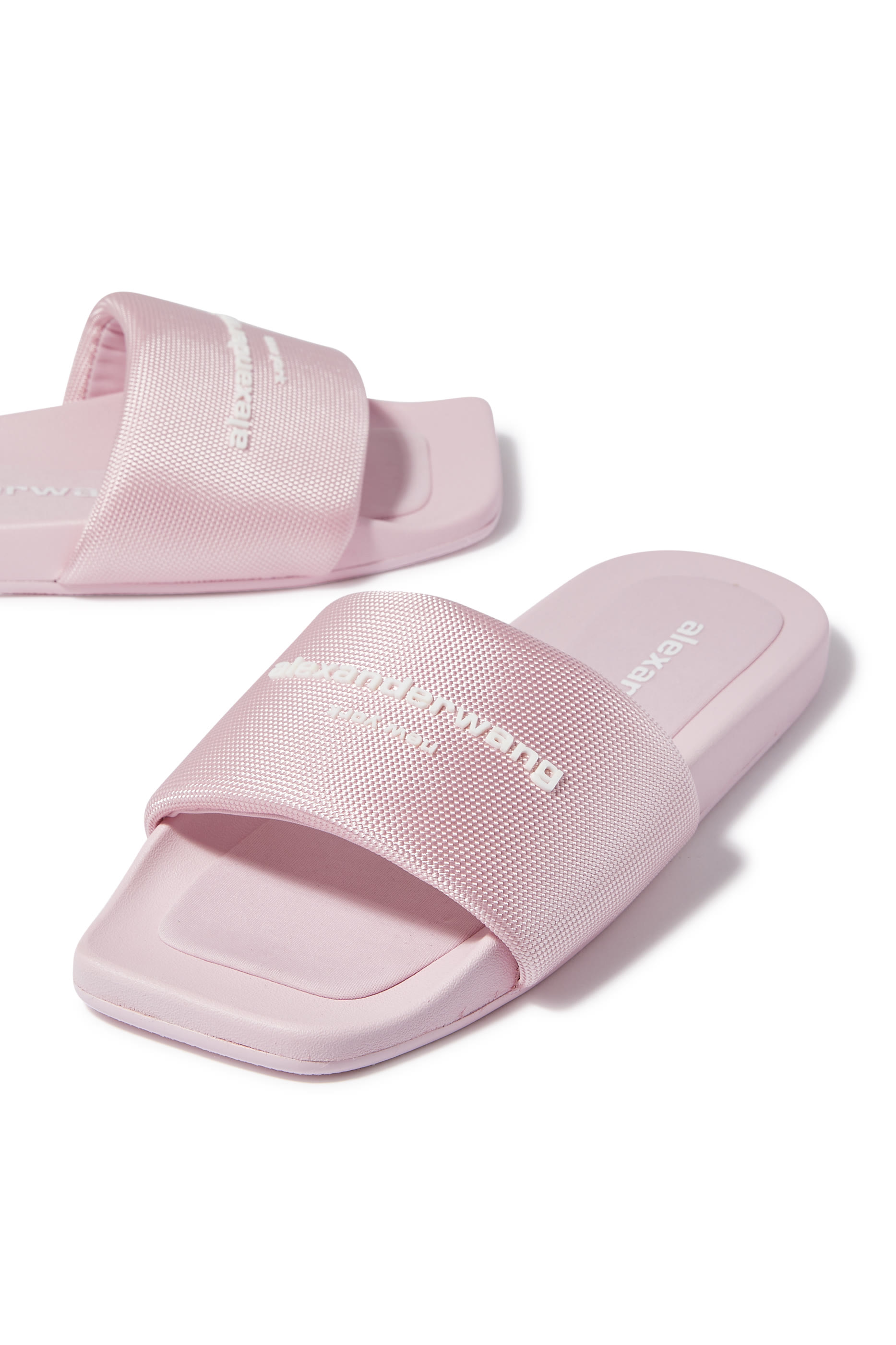 حذاء مفتوح بشعار الماركة