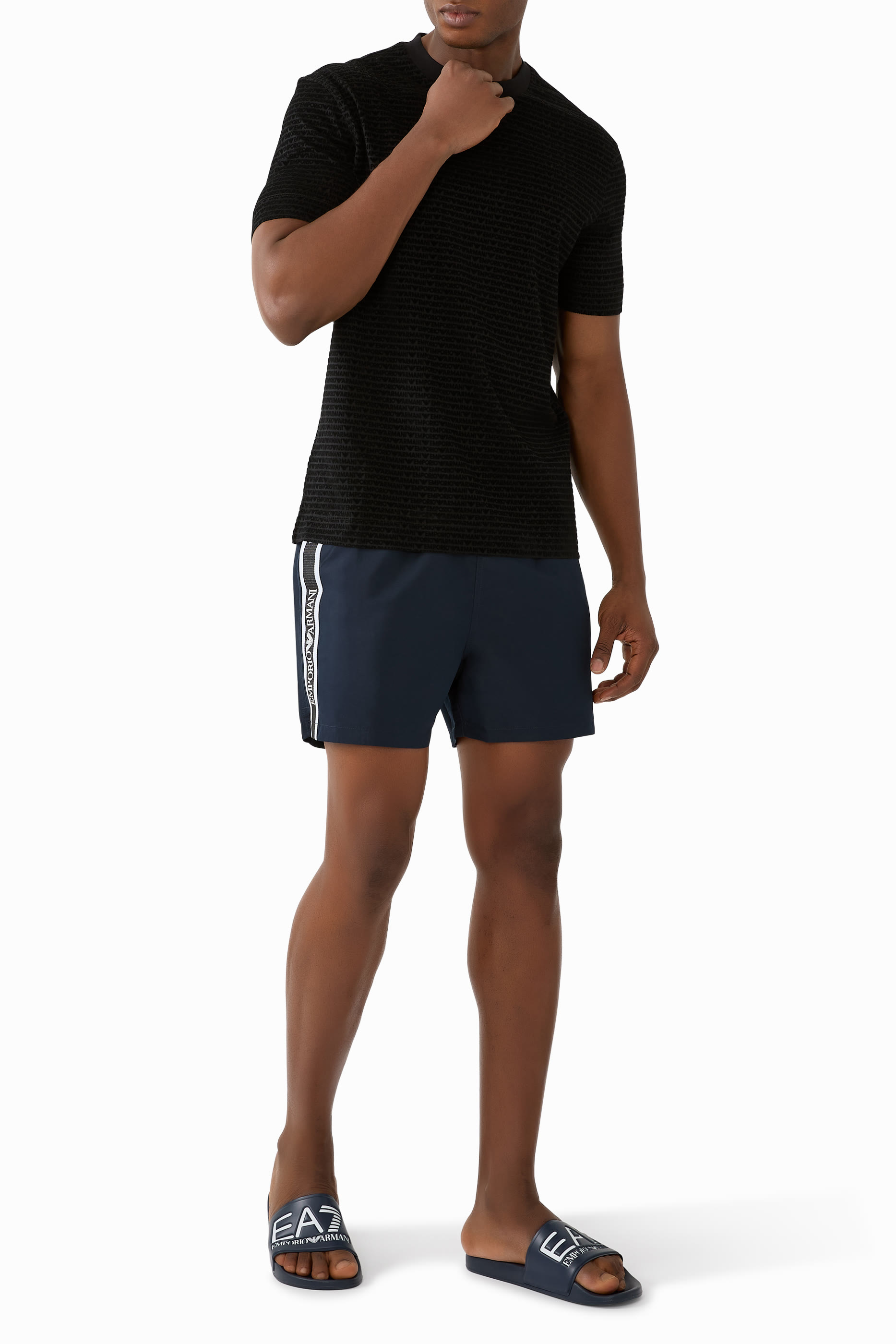 شورت سباحة بشعار الماركة على الجانب