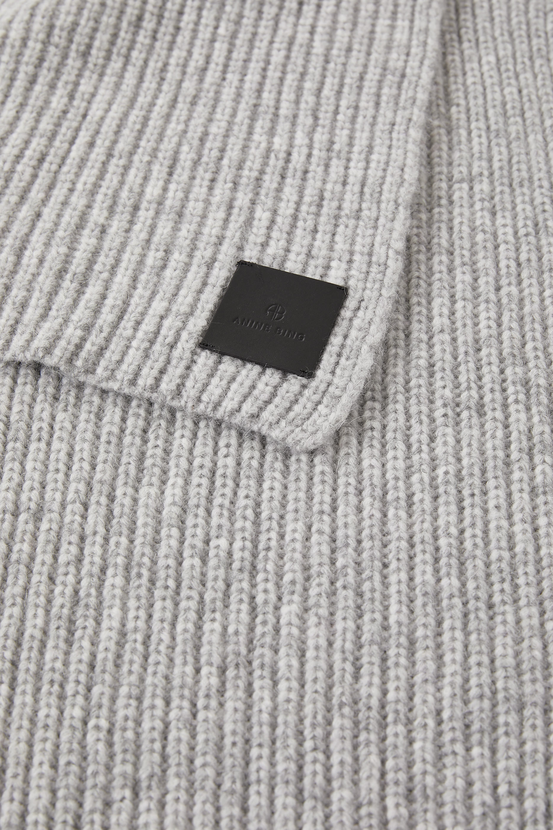 وشاح هانا برقعة بشعار الماركة