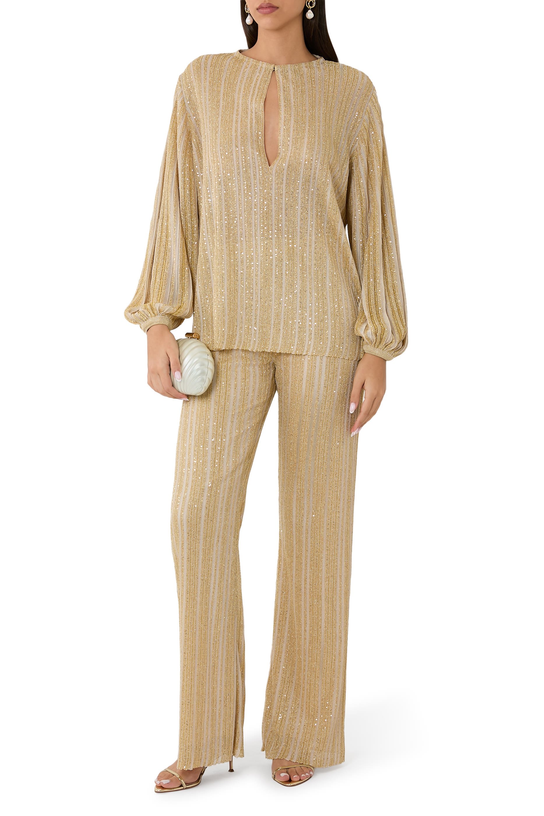 بلوزة بفتحة وخيوط لامعة