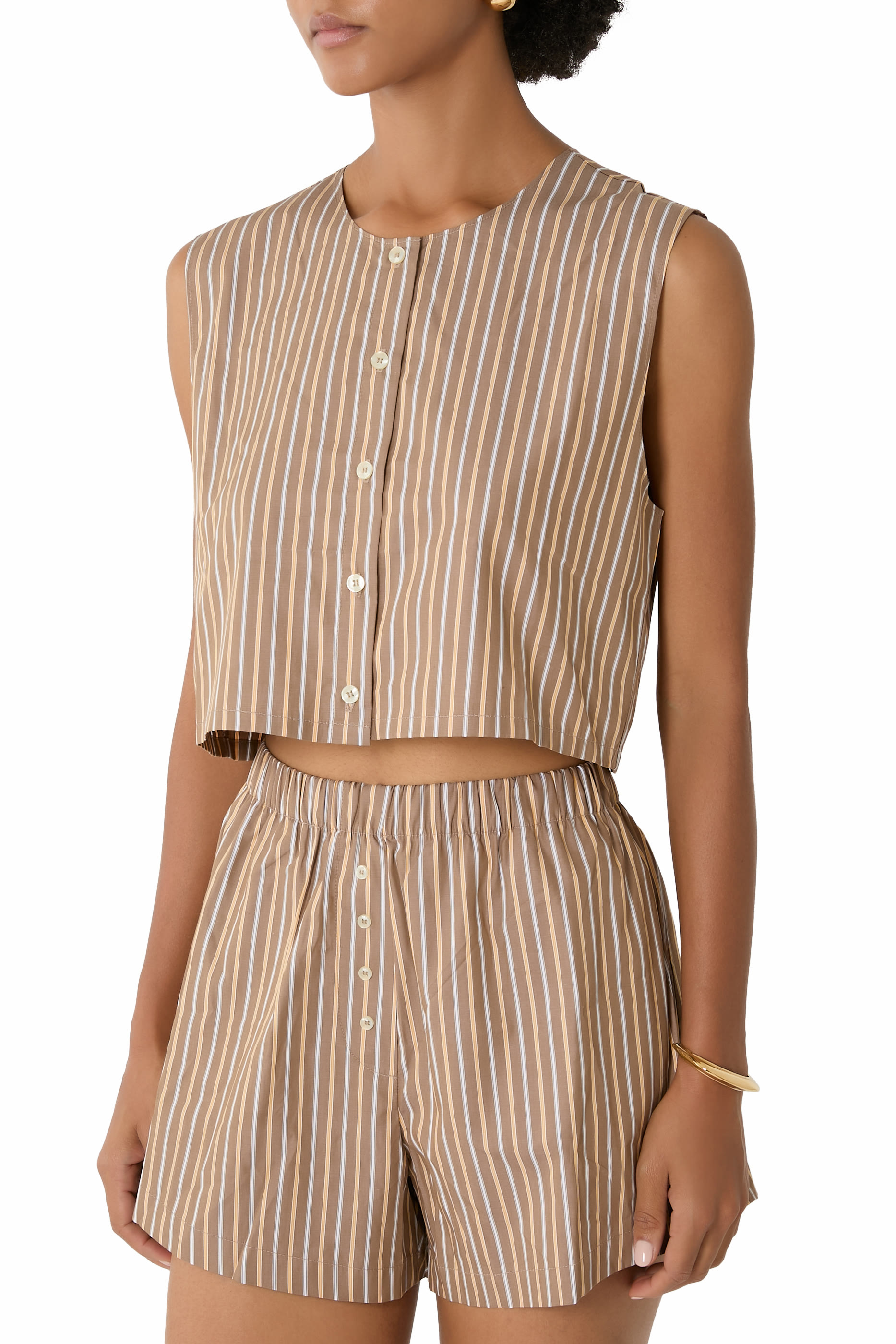 فيست يوشي بياقة ضيقة