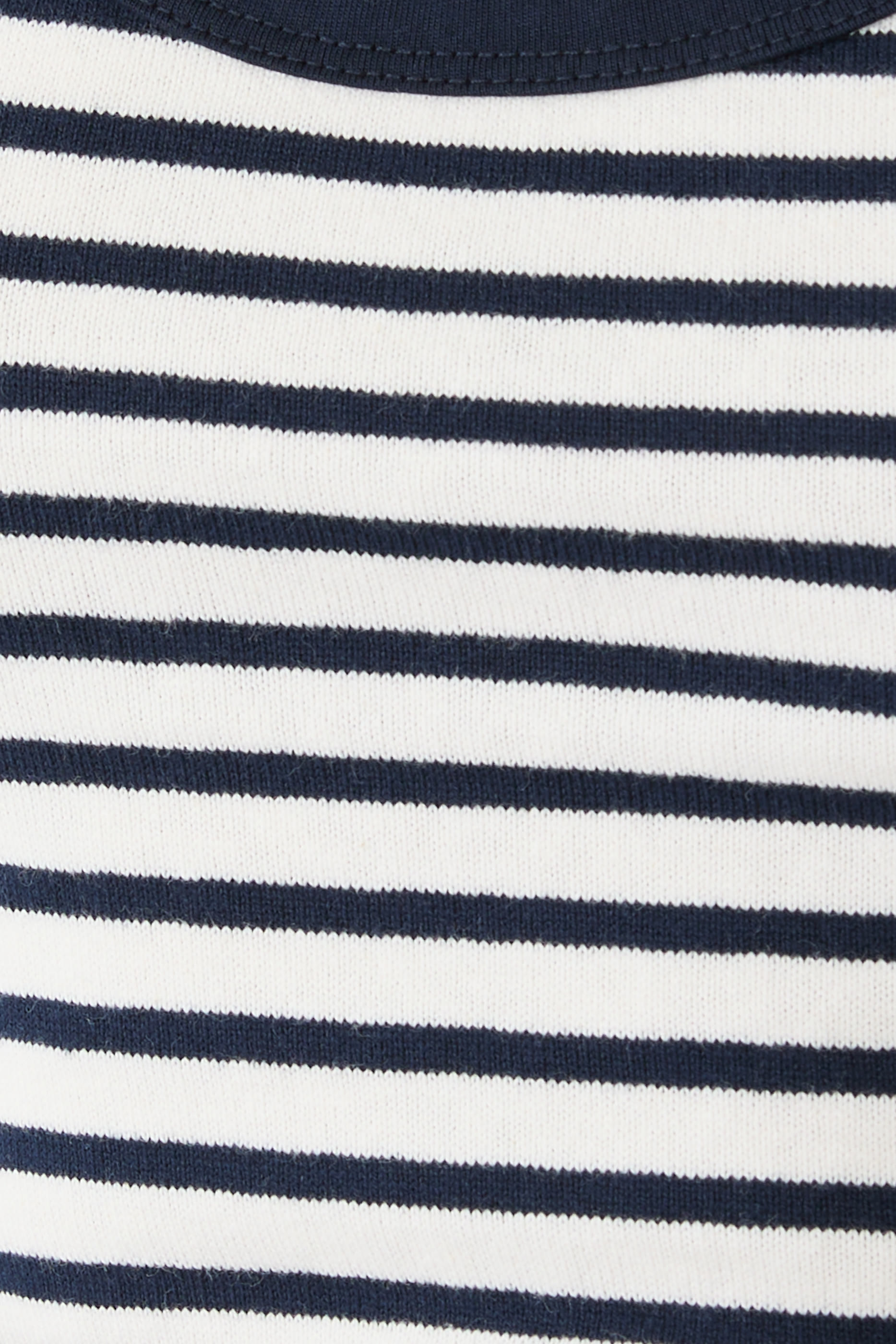 بلوزة مخططة بلا أكمام