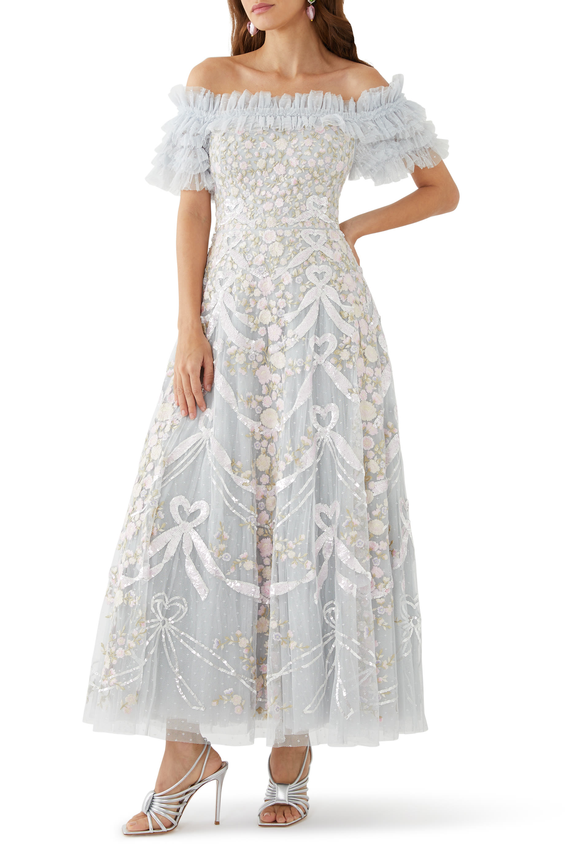 فستان سهرة بطول الكاحل بأكتاف متساقطة وتطريزات بتصميم أربطة وقلب