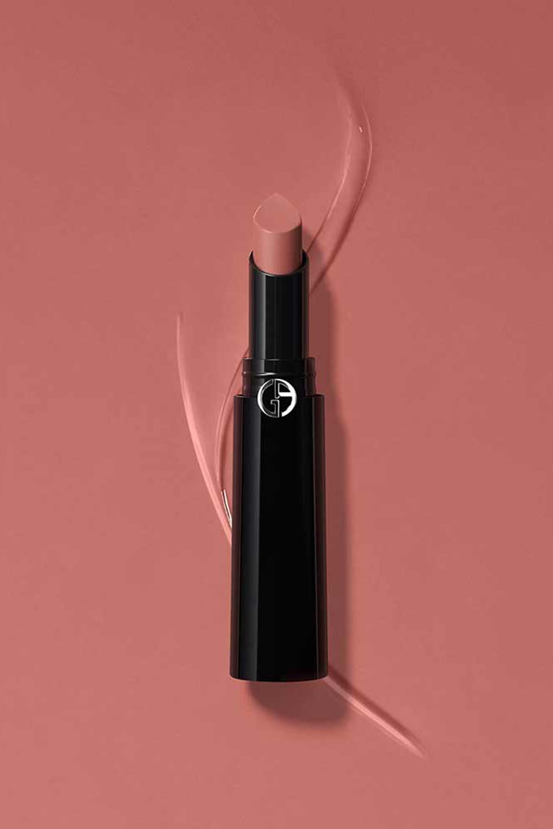 أحمر شفاه ليب باور بلون زاهٍ يدوم طويلاً