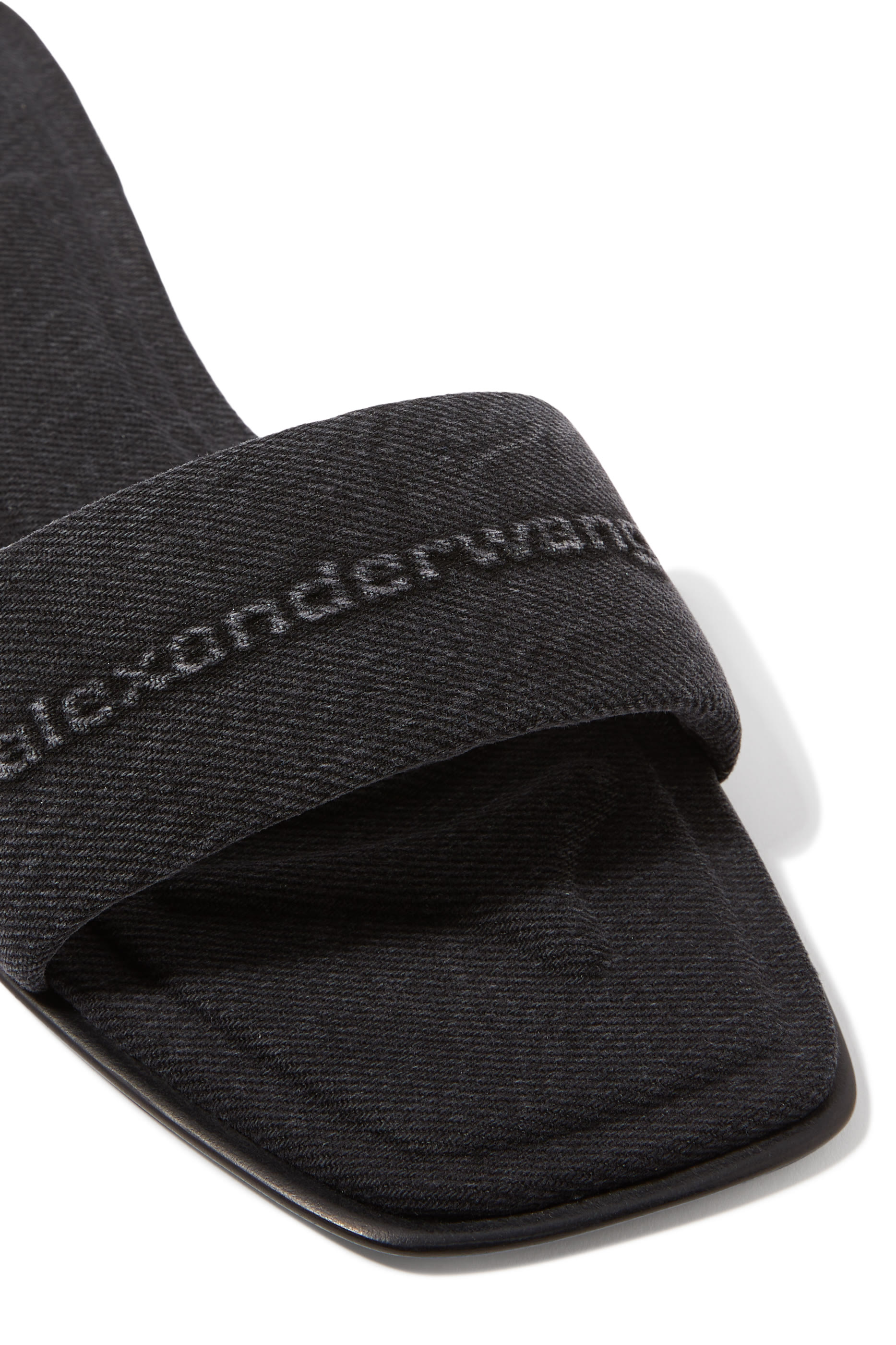 حذاء مفتوح فاي بشعار الماركة