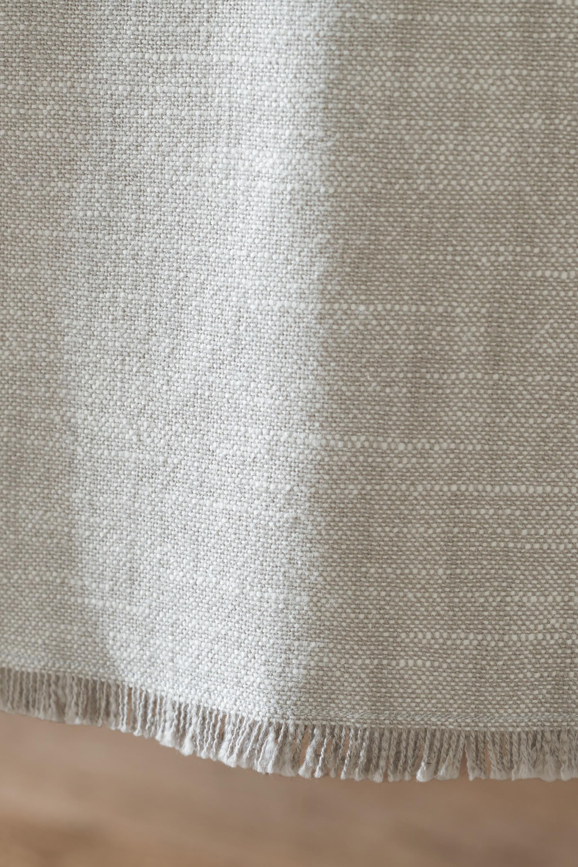 مفرش ناعم رمادي بشرابات