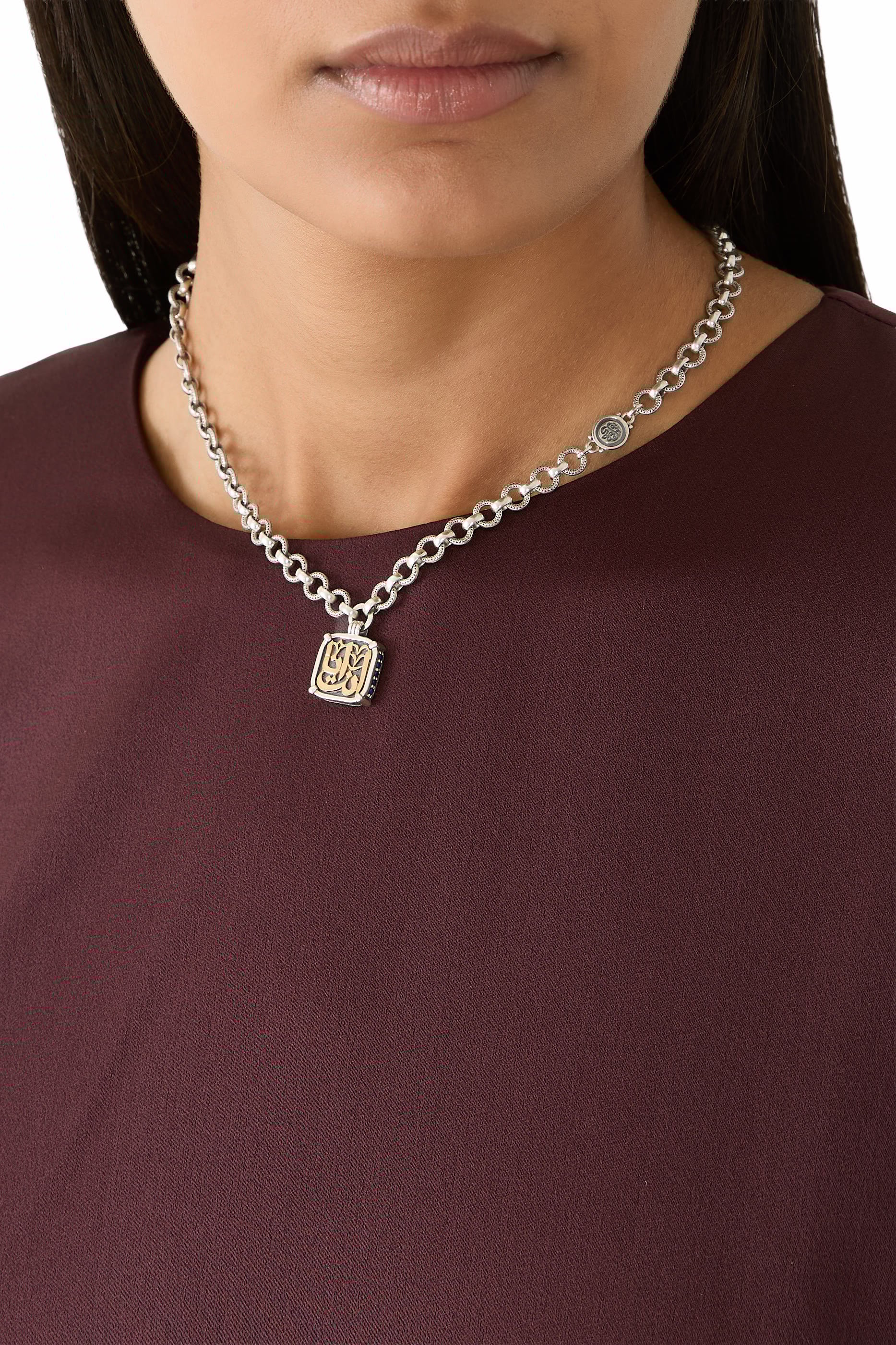 قلادة وي آر وان مرصعة بحجر إسبنيل أسود، فضة إسترلينية وذهب أصفر عيار 18