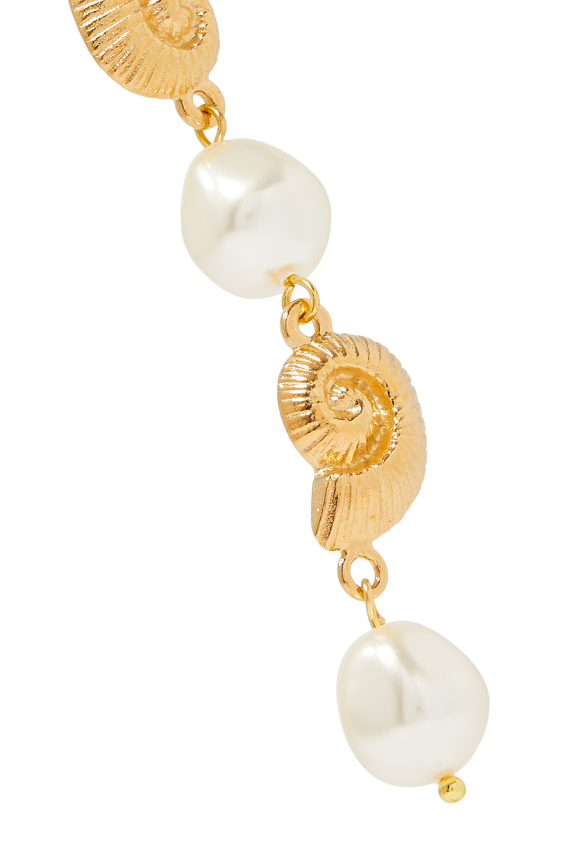 أقراط بحلي بتصميم صدف ولؤلؤ