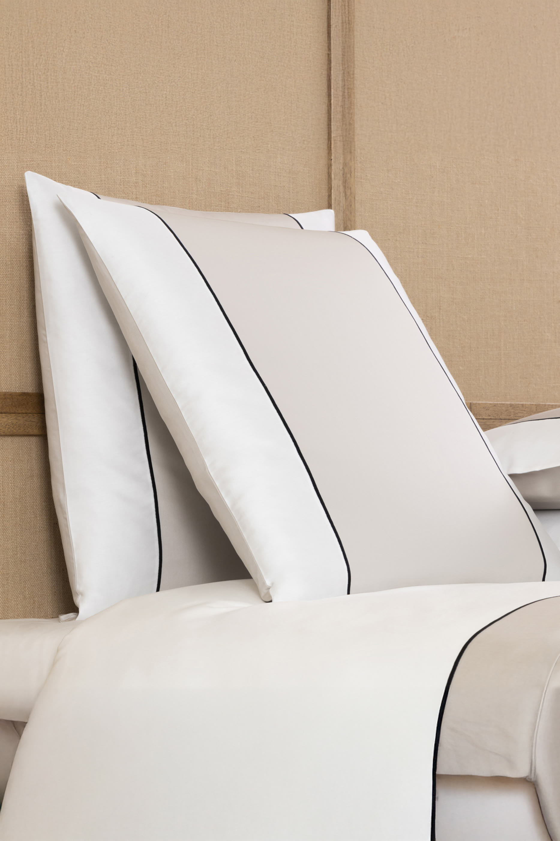 غطاء وسادة مقسم بألوان