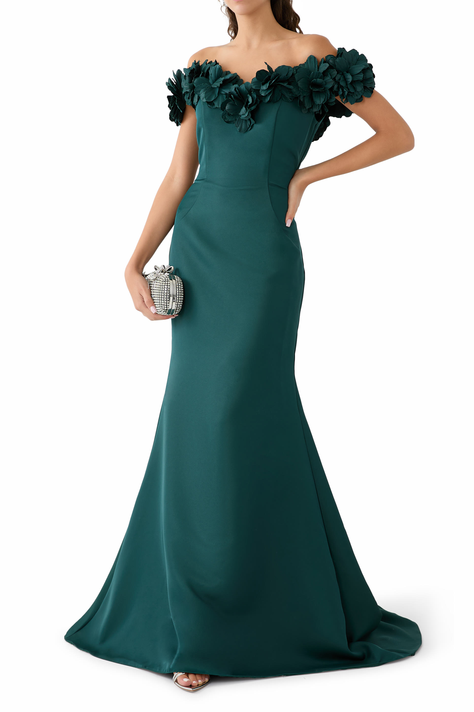 فستان سهرة مطرز بأكتاف مكشوفة وقصة حورية البحر