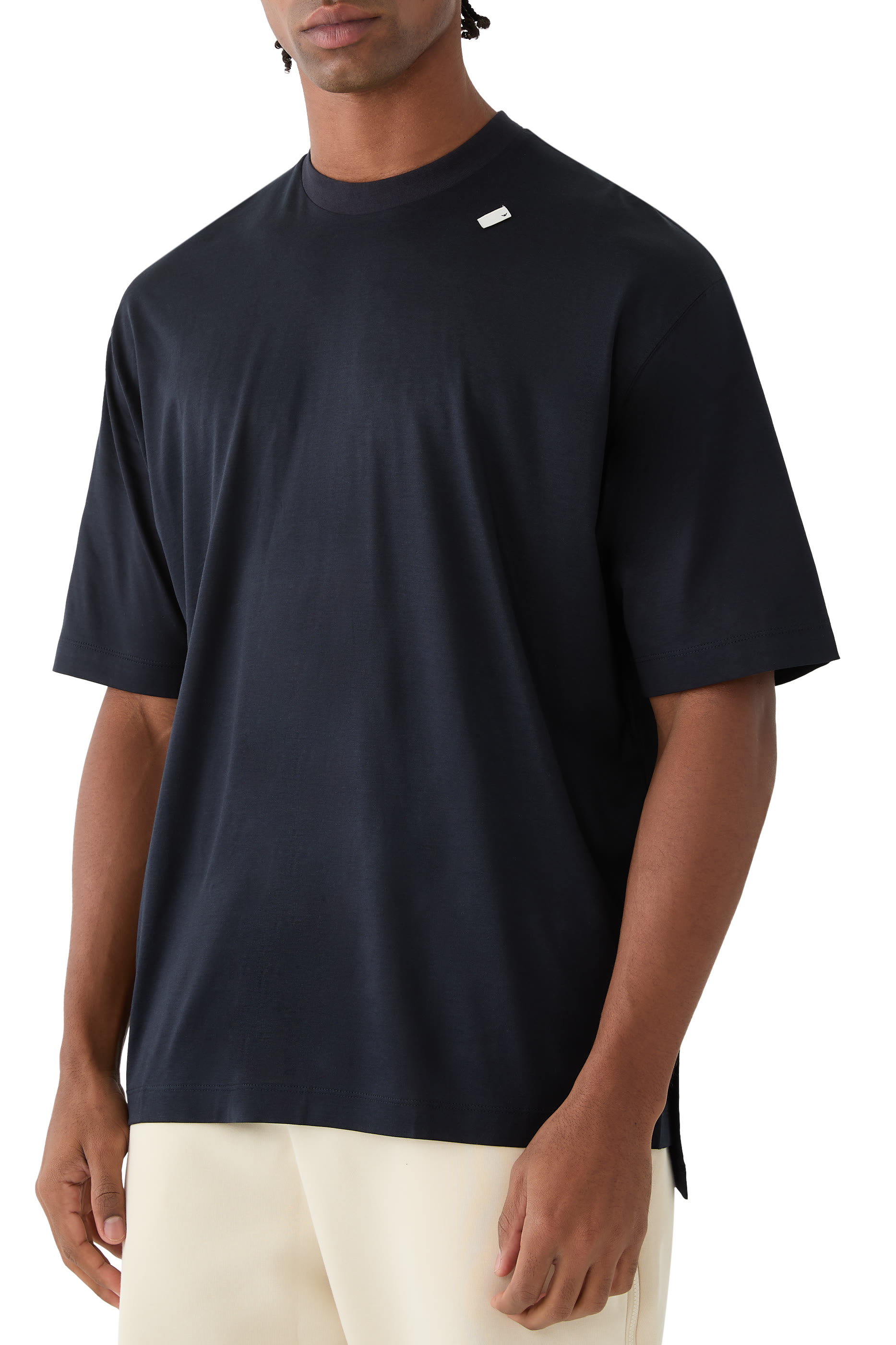 تيشيرت بقصة واسعة ورقعة شعار الماركة صغيرة