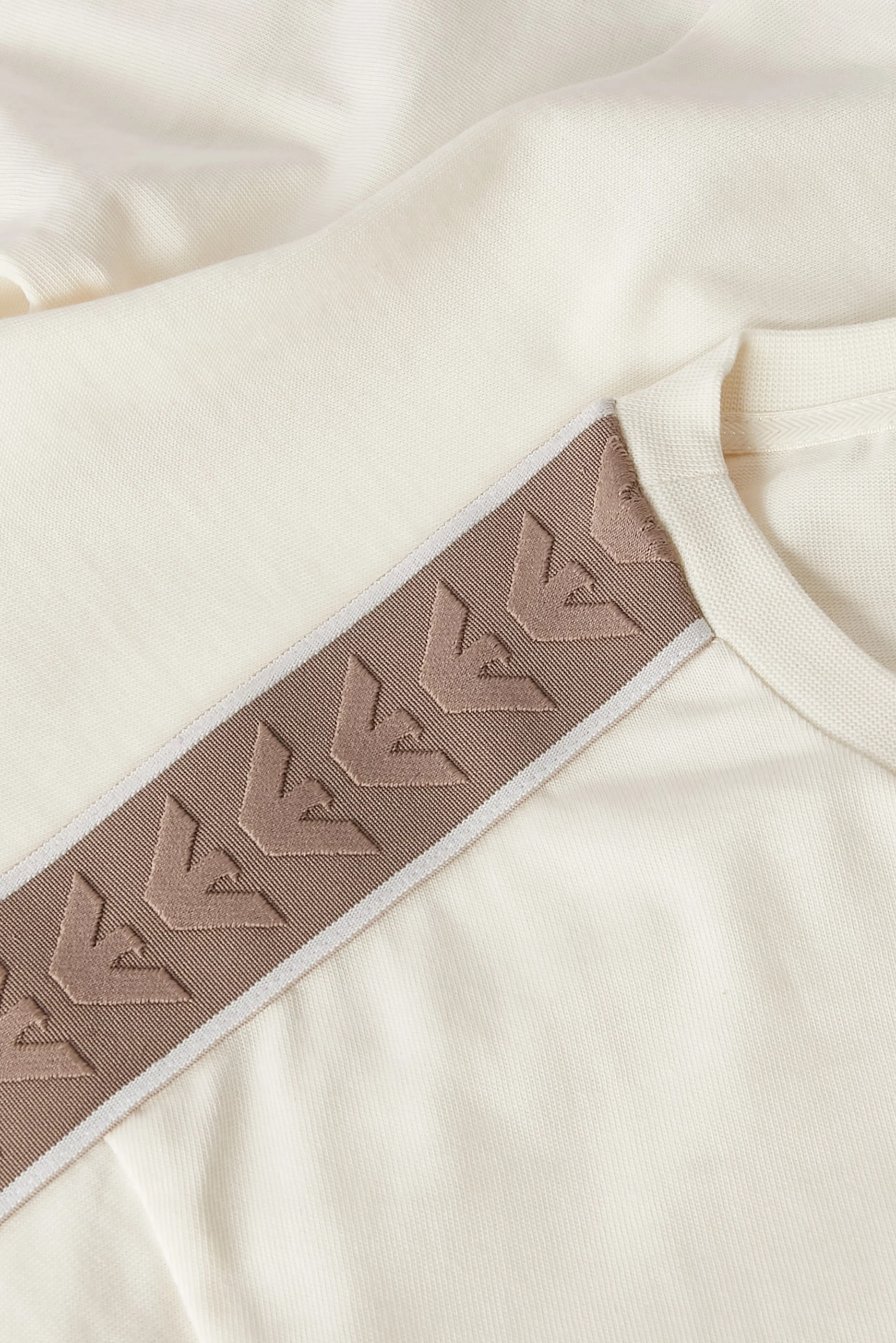 تيشيرت بشعار الماركة للأطفال