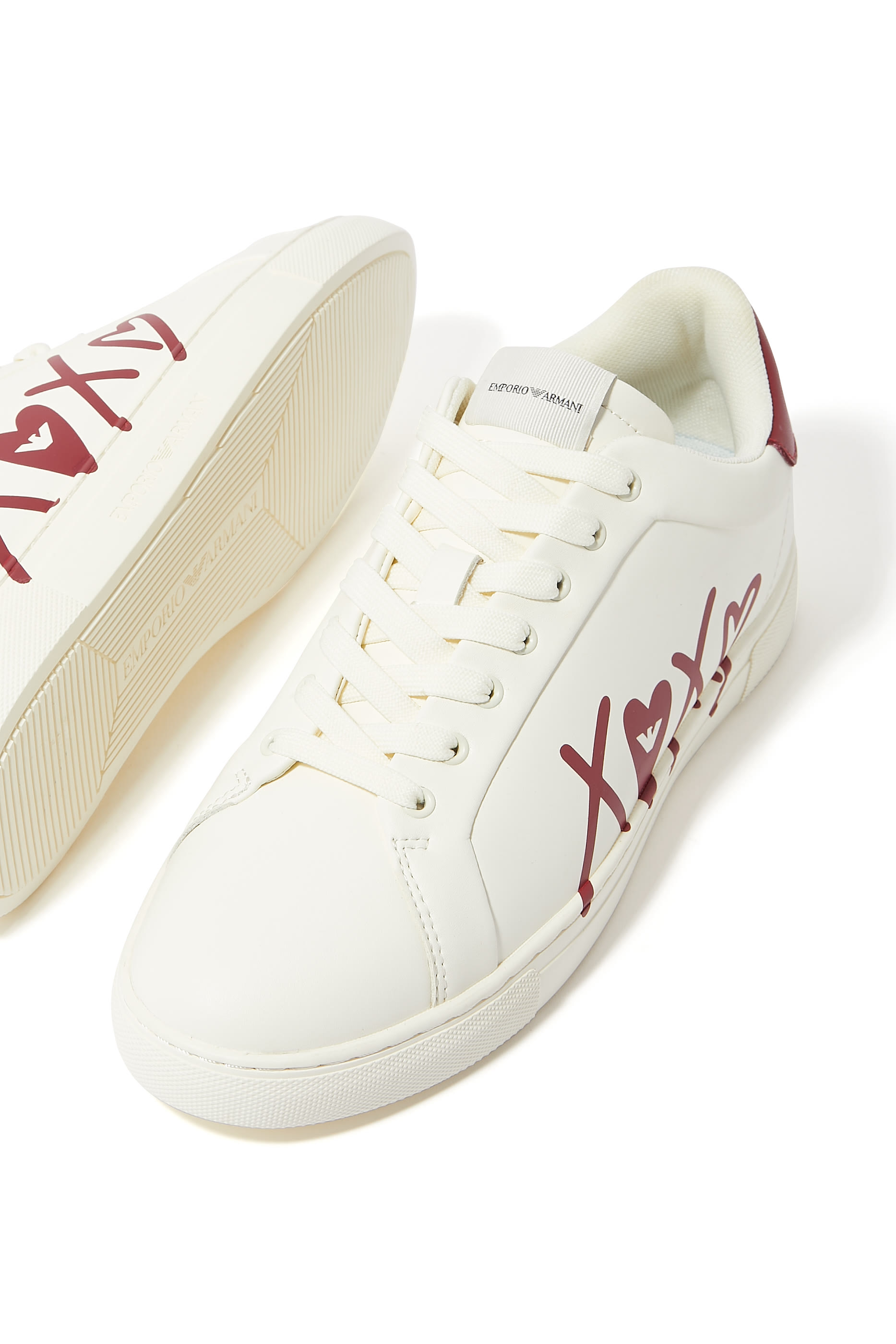 سنيكرز بشعار اكس او اكس او من تشكيلة عيد الحب