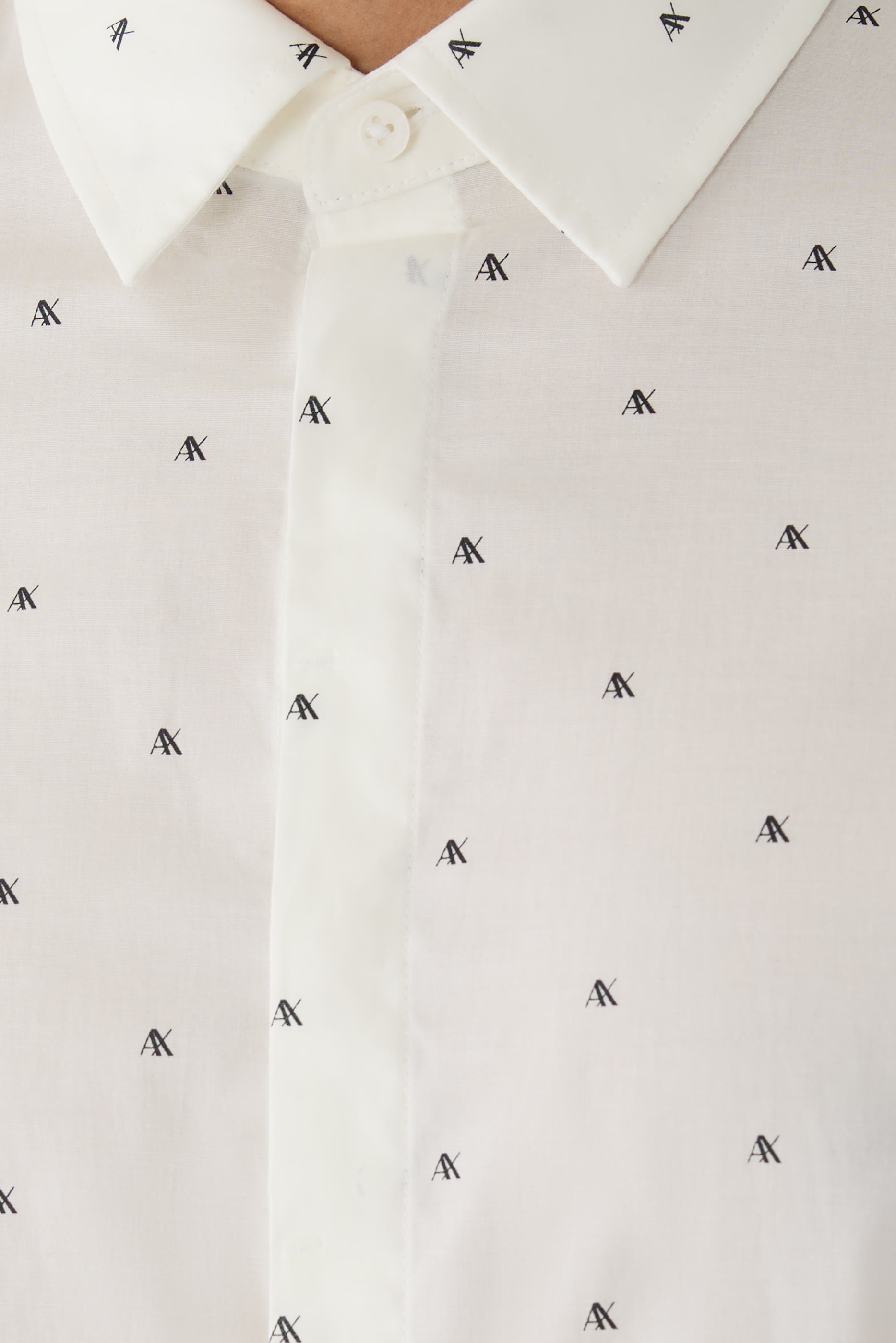 قميص بقصة ضيقة بأكمام قصيرة