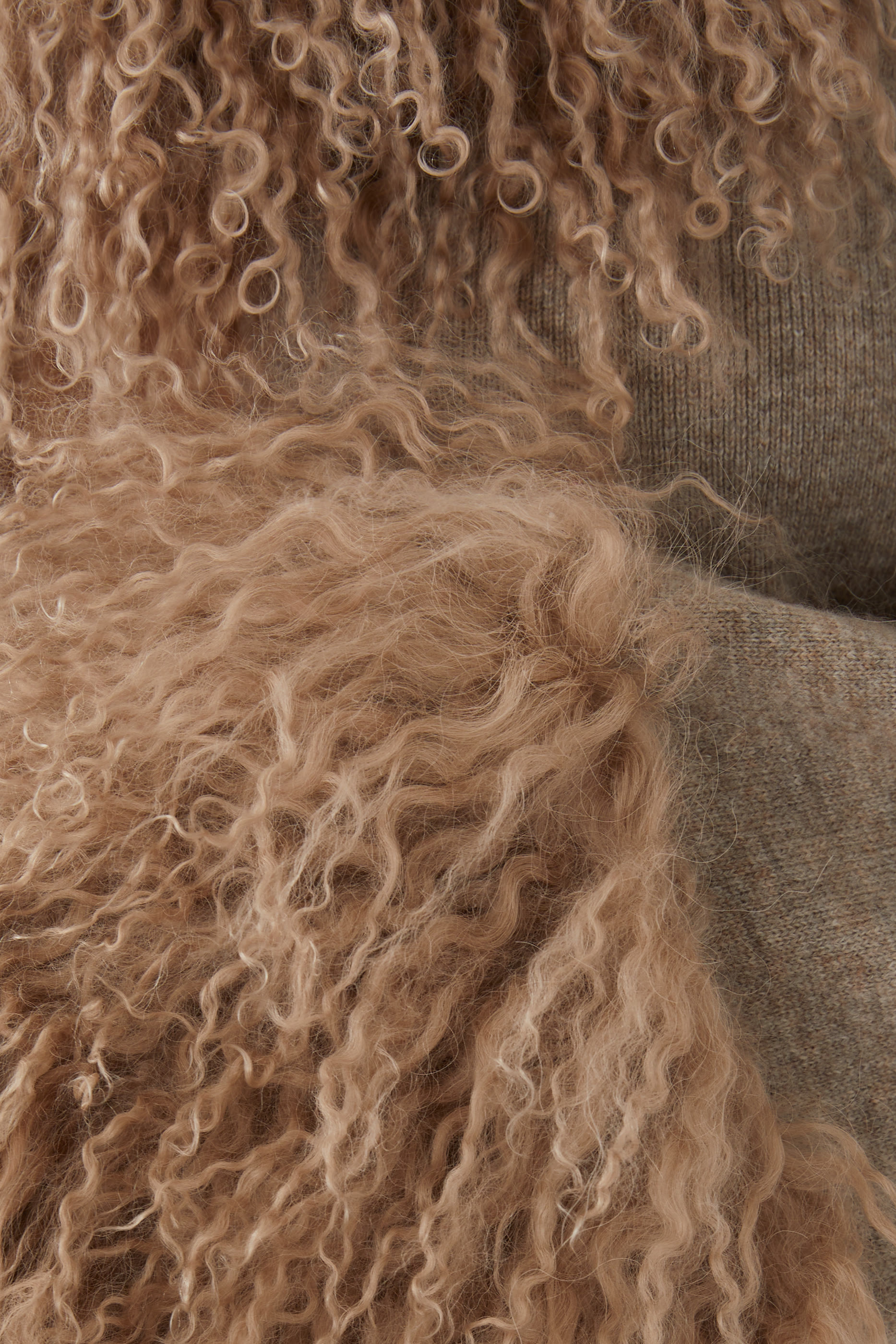 جاكيت بفرو صناعي على الياقة والأساور نسيج بغرزة الضفيرة