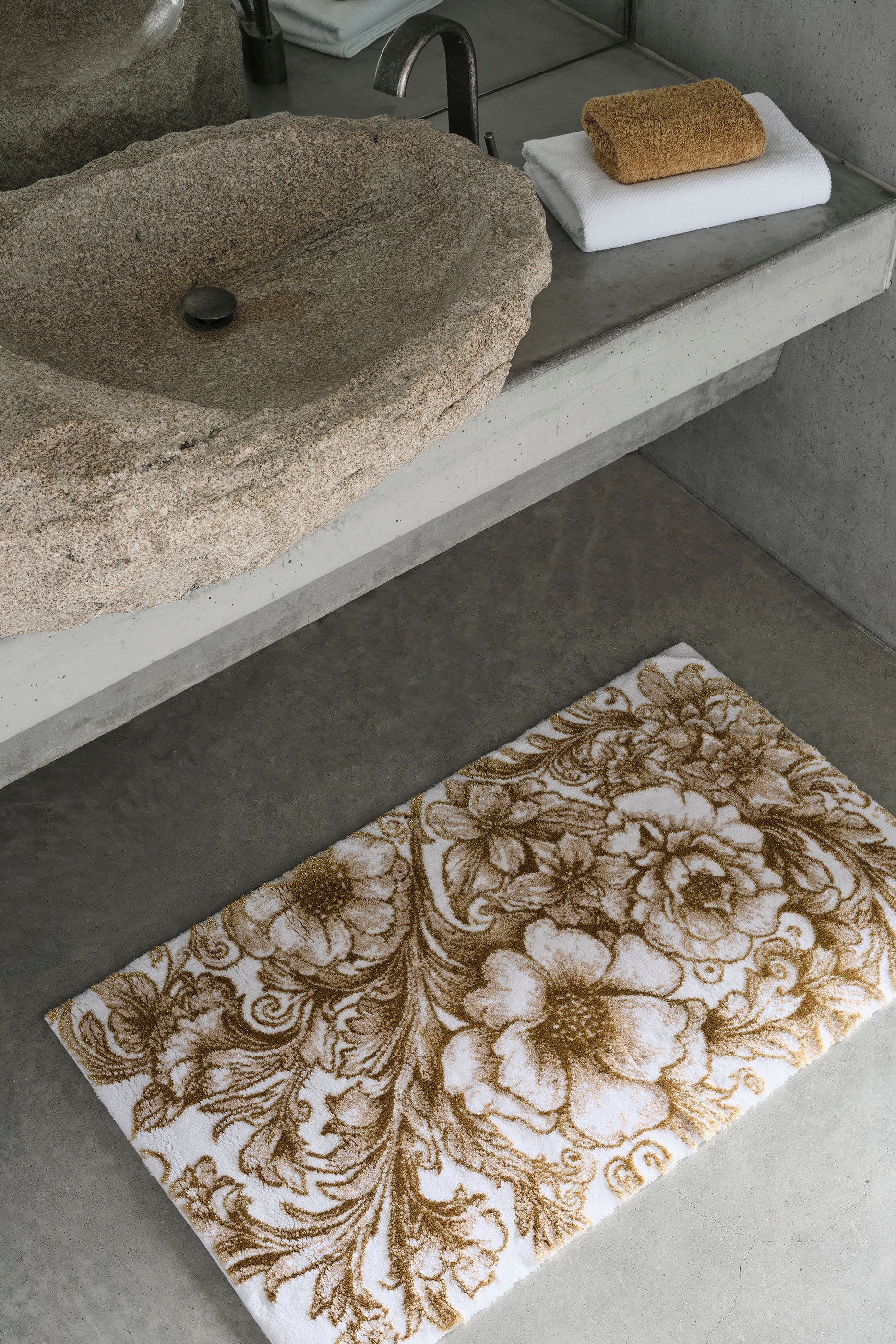 سجادة حمام بنقشة زهور