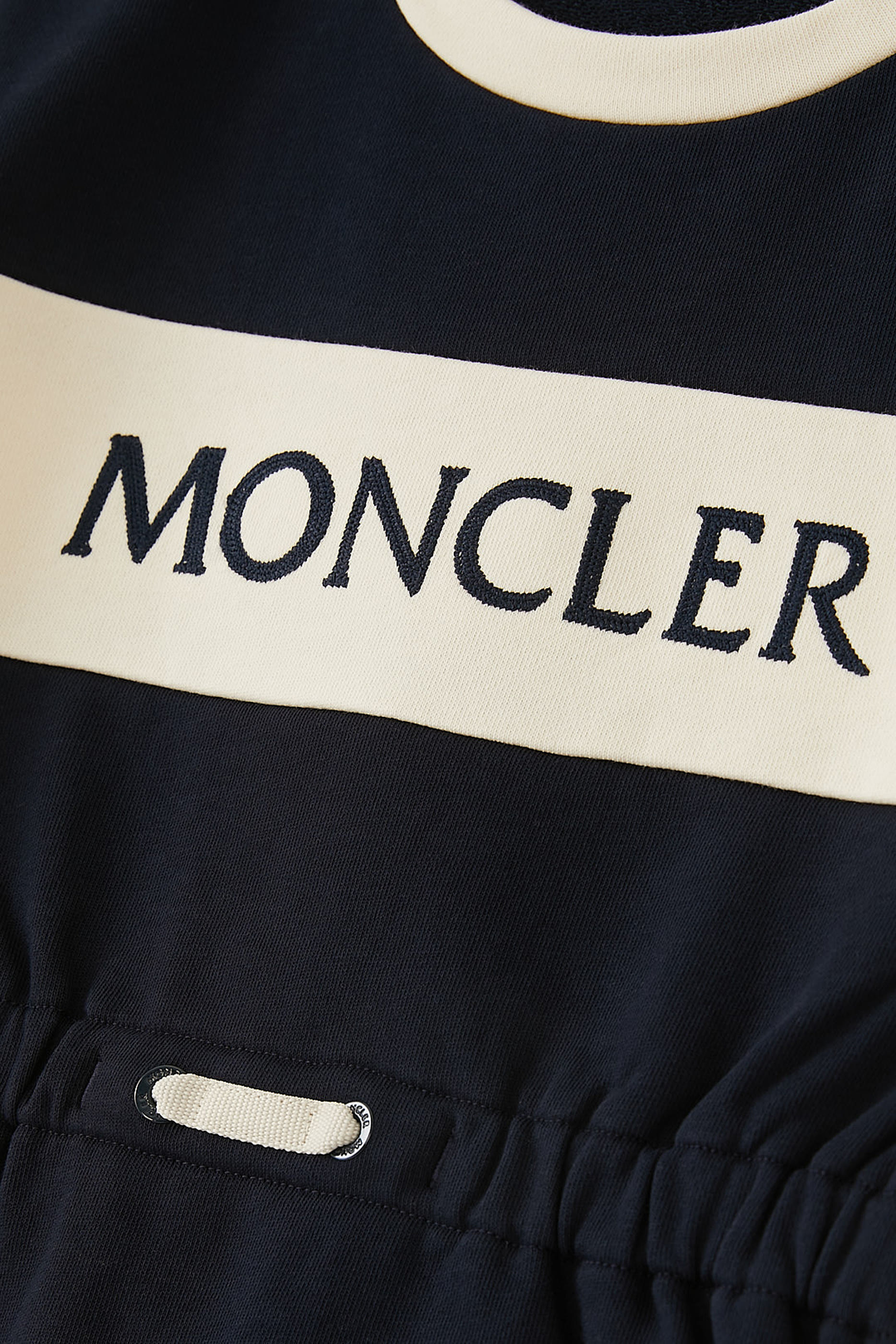 فستان للأطفال بطبعة شعار الماركة وأكمام قصيرة