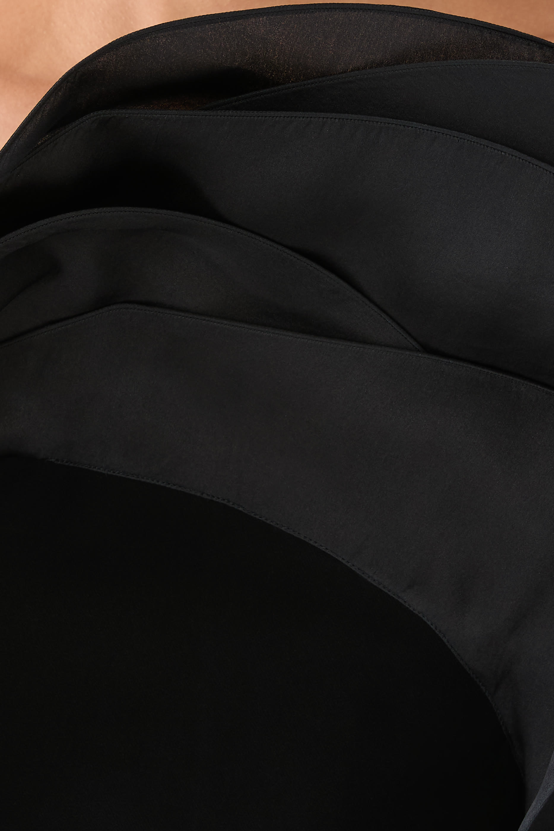 فستان سهرة كولوم مزين بشكش بتصميم مموج