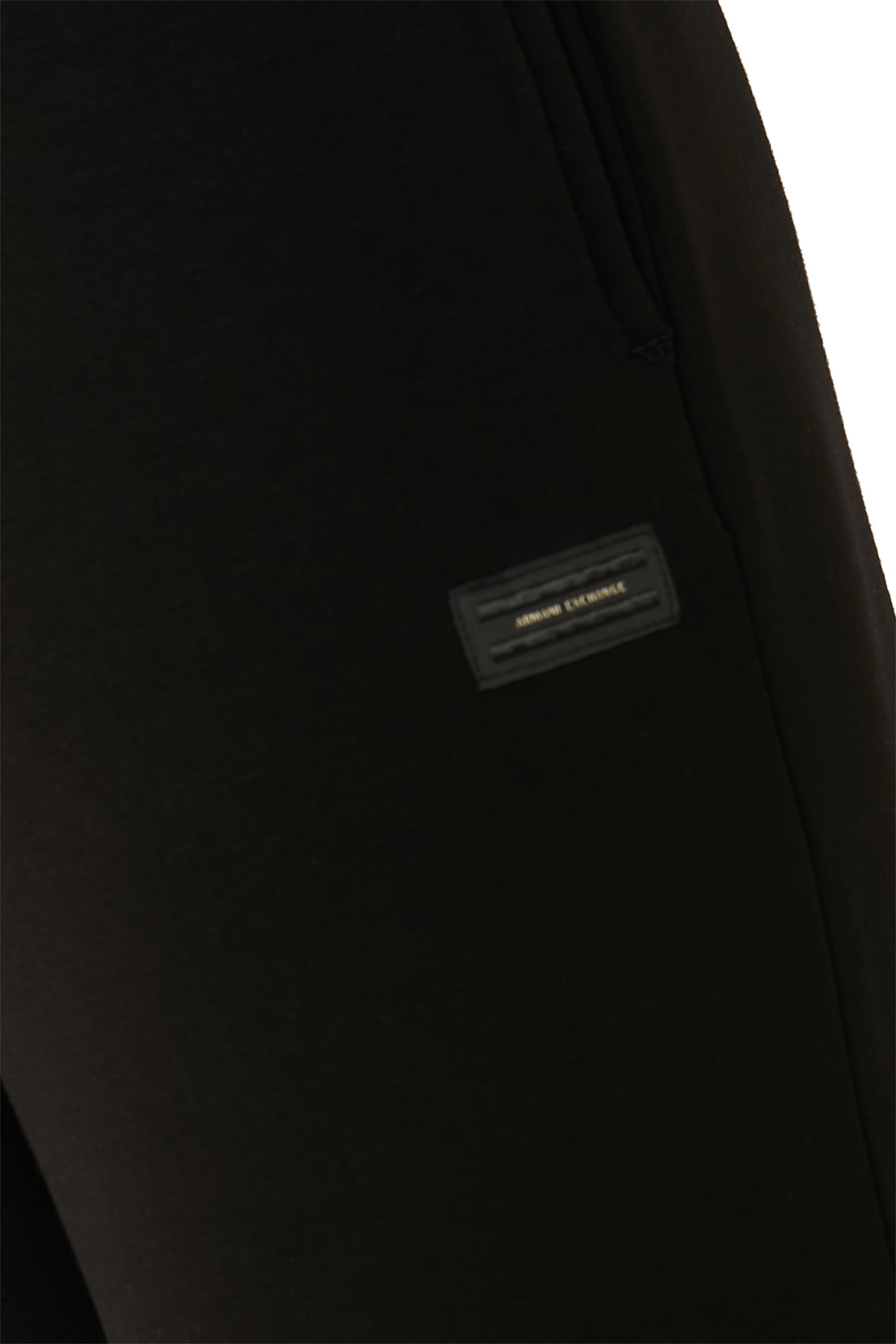 بنطال رياضي برباط تضييق وشعار الماركة