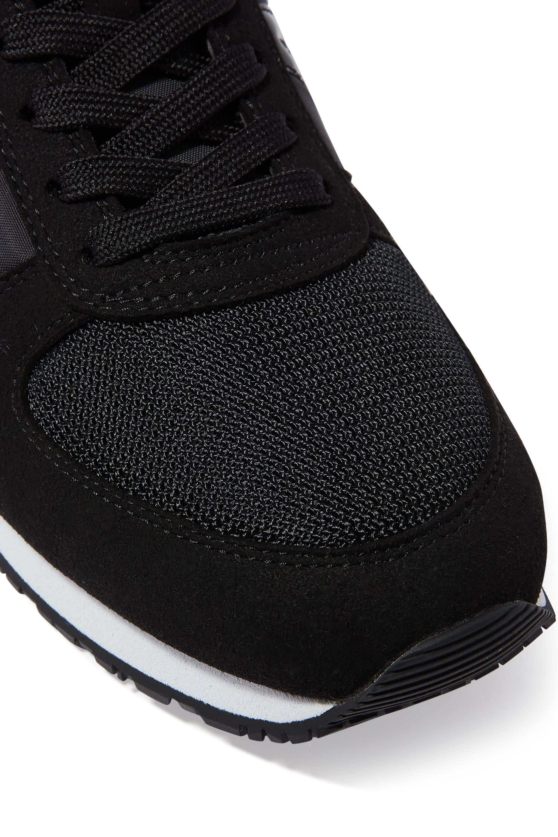 سنيكرز مزين بشعار الماركة من قماش شبكي وشمواه