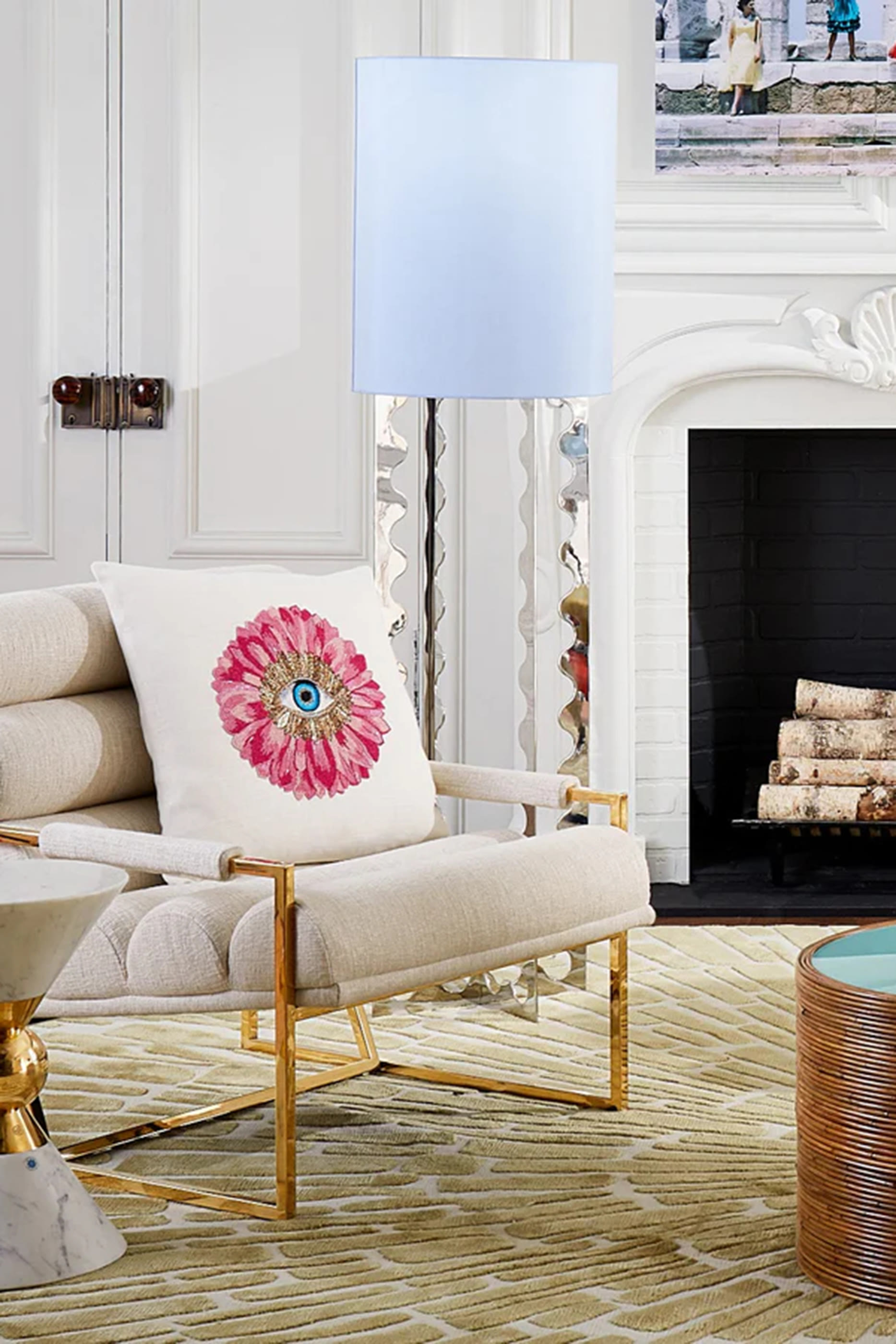 وسادة مطرزة بخرز بتصميم بتلة