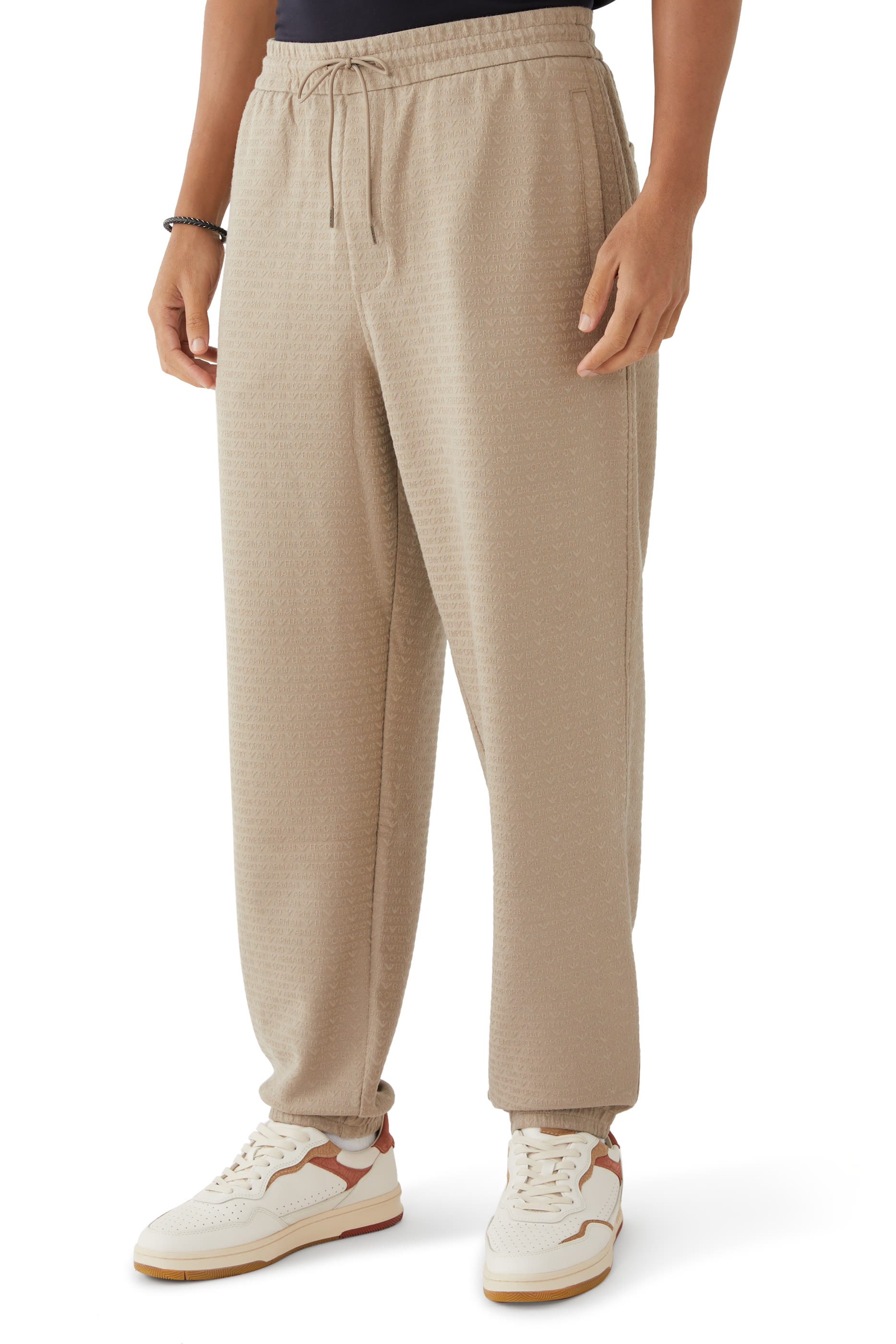 بنطال رياضي برياط تضييق وشعار الماركة صغير