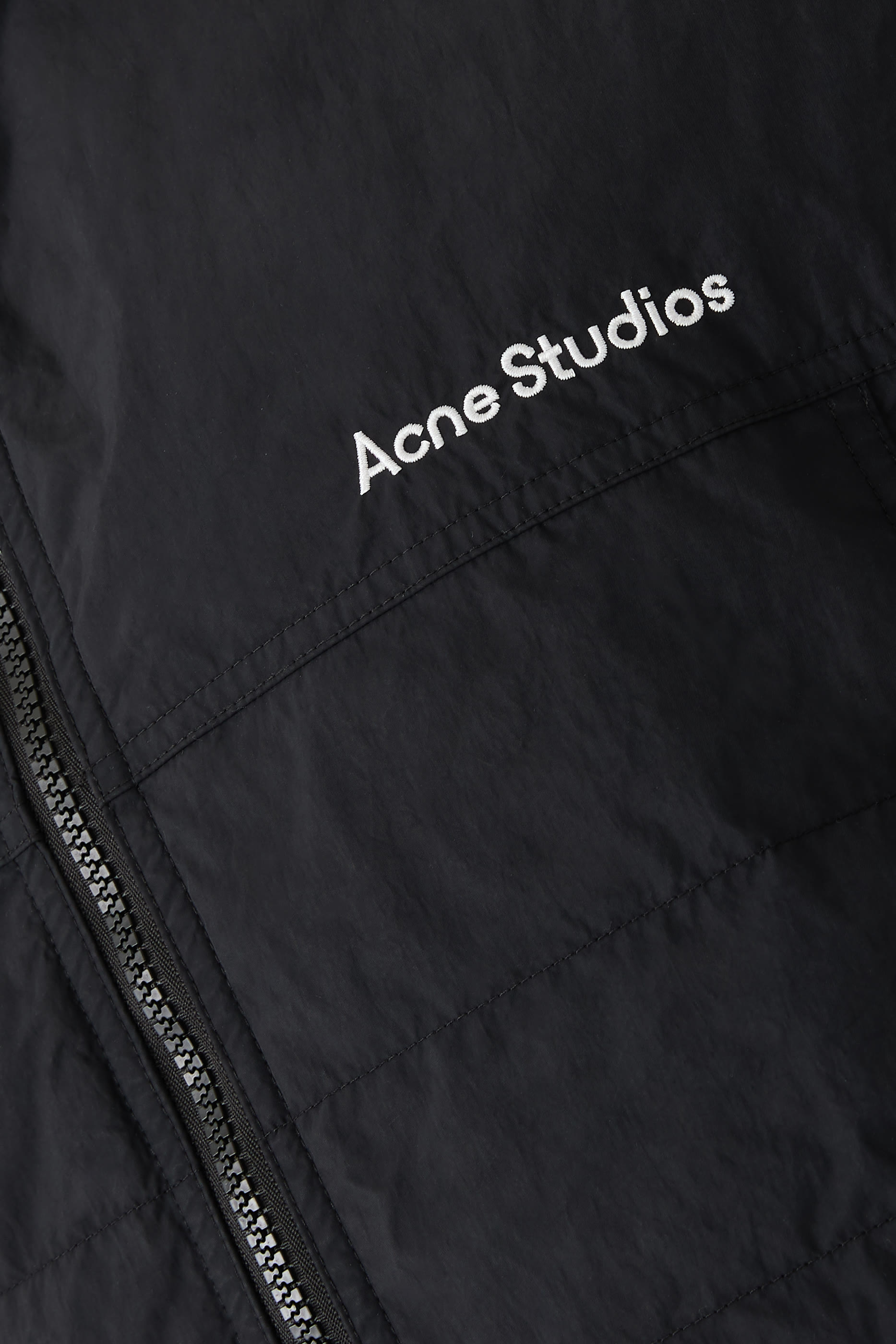 جاكيت مبطن بالزغب بسحاب وشعار الماركة