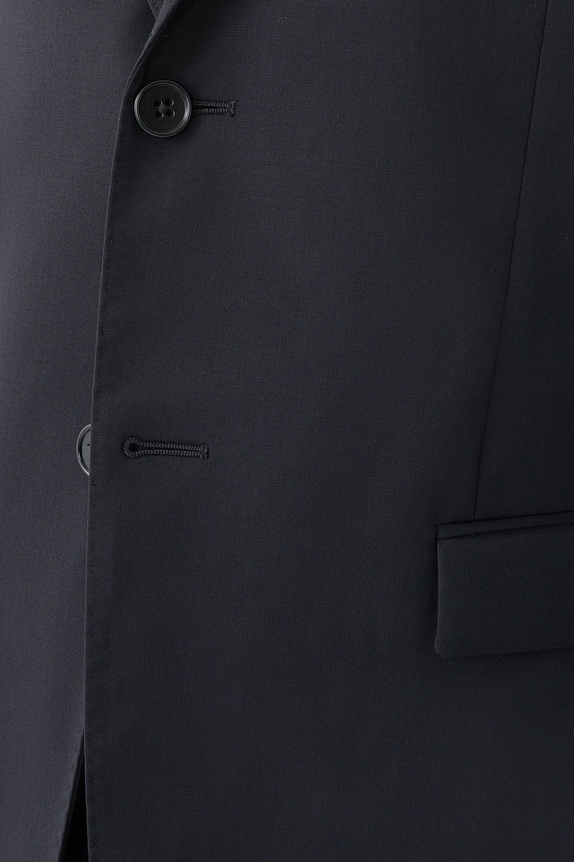 بدلة بقصة ضيقة