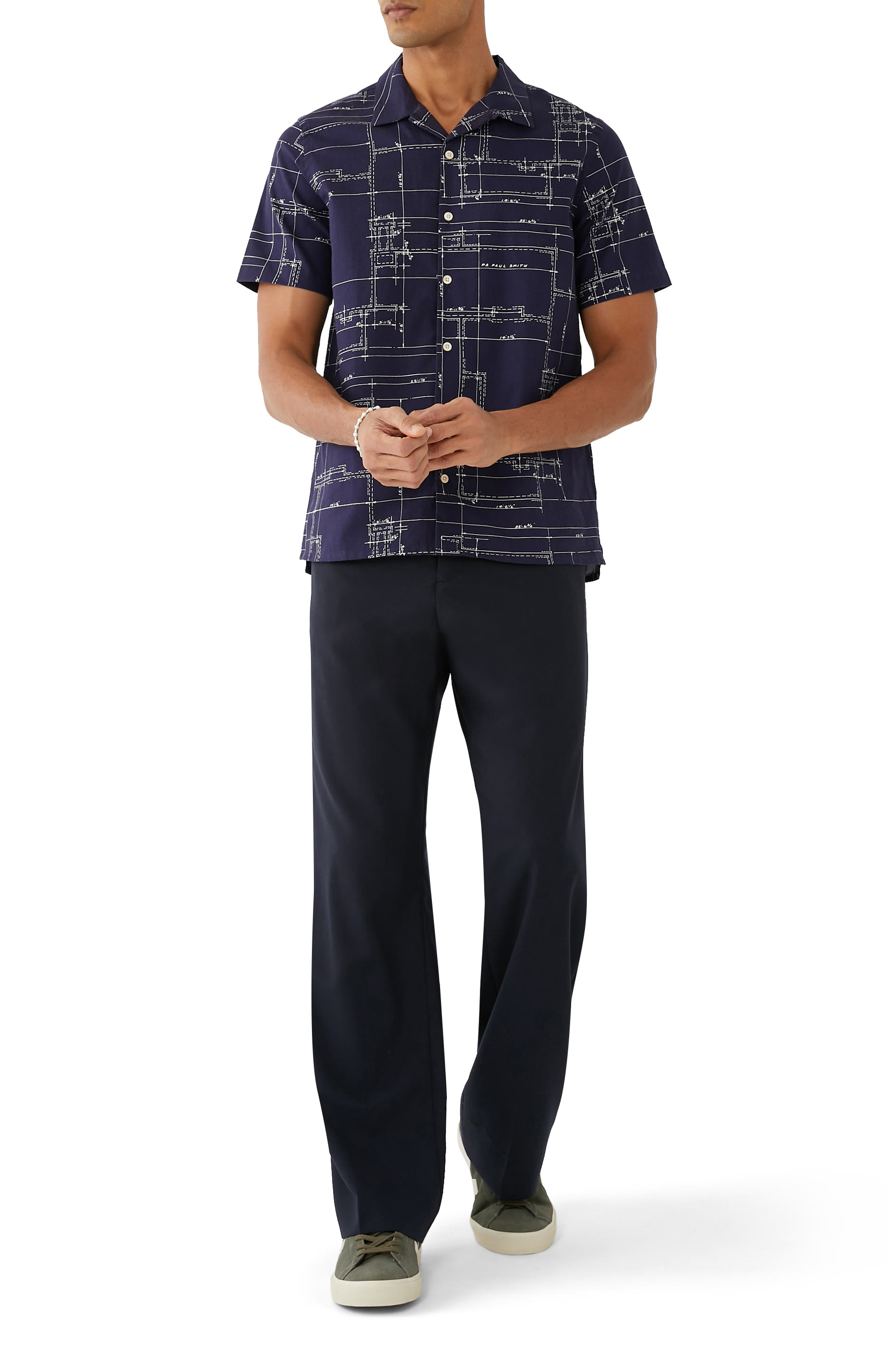 قميص بأكمام قصيرة وطبعة