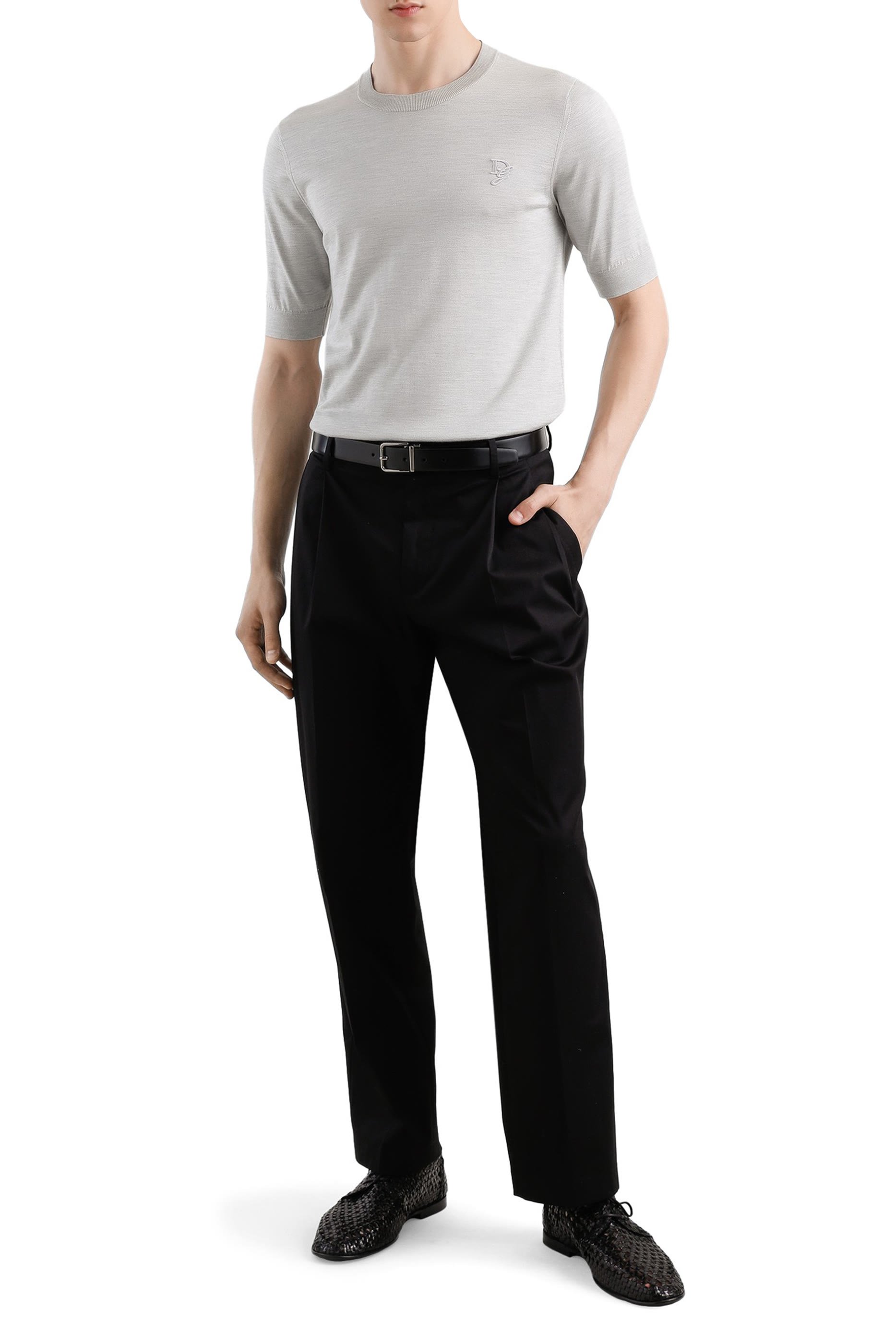 كنزة بياقة مستديرة وشعار الماركة المطرز حرير