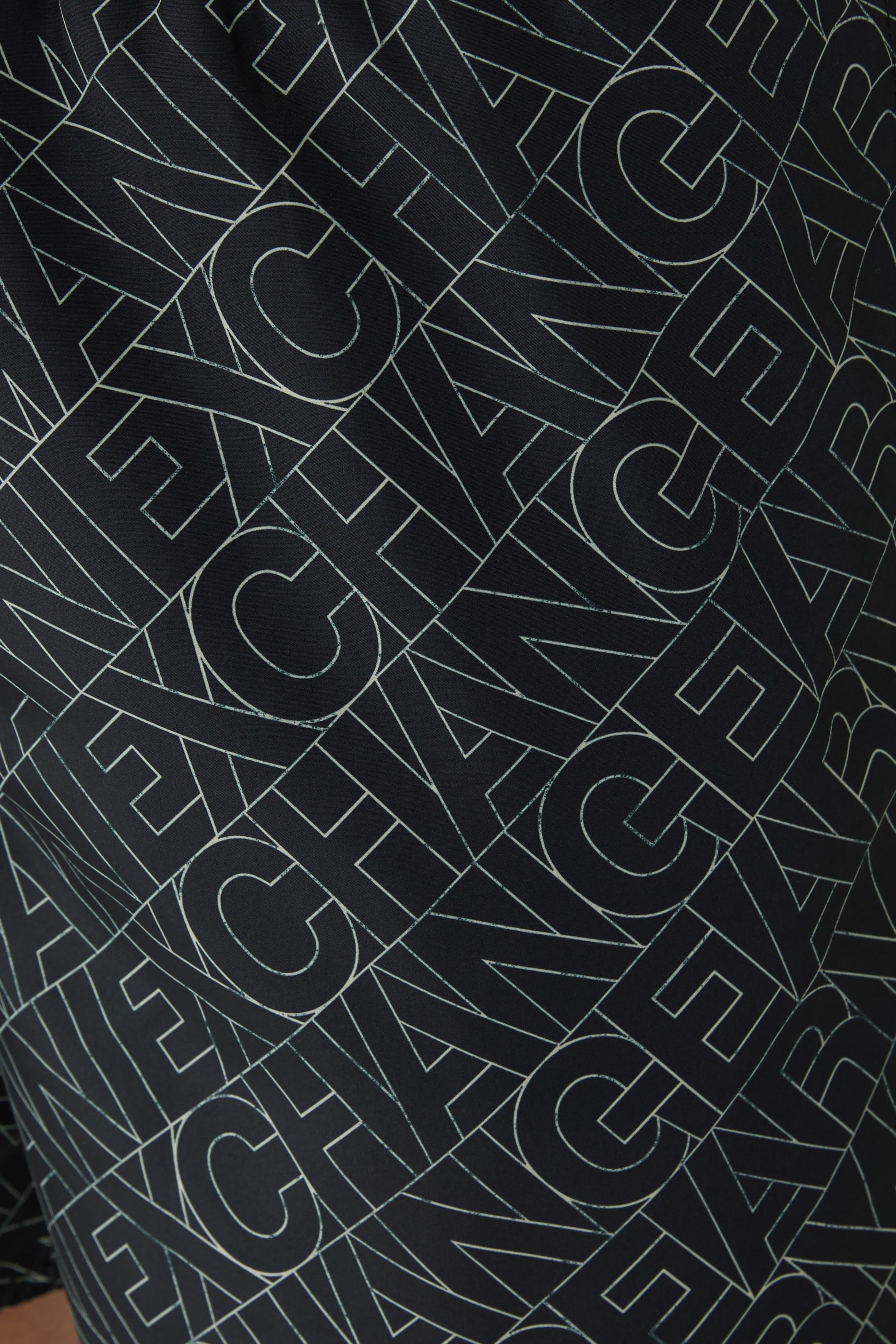 شورت سباحة بشعار الماركة الشهير