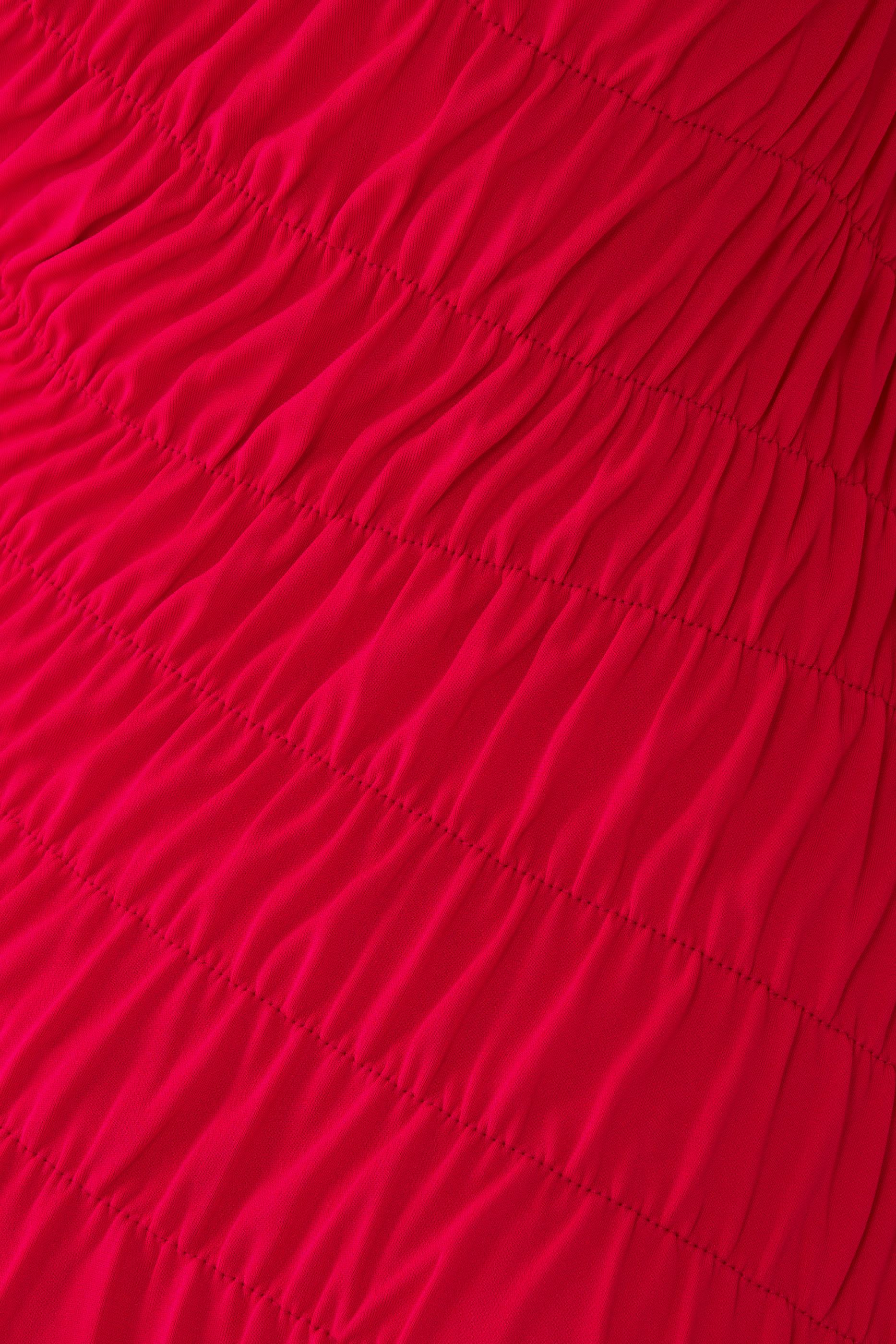 فستان طويل بلا أكمام بكشكش