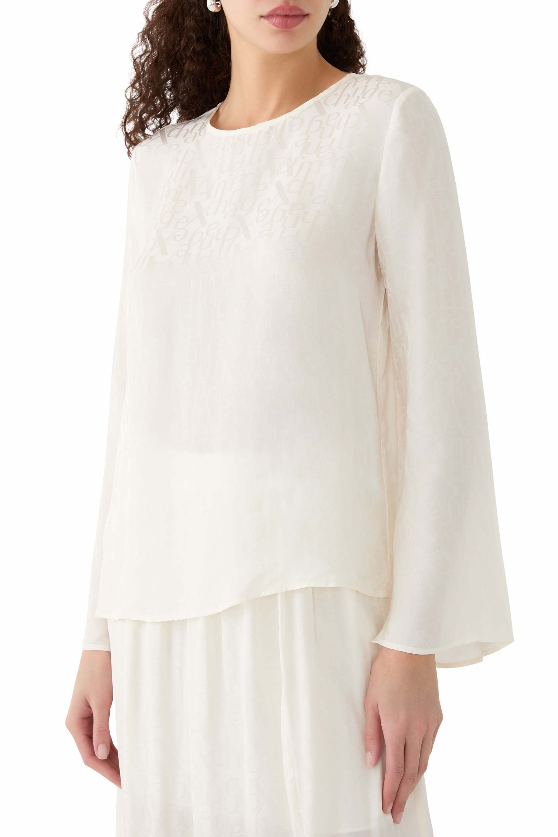 بلوزة بأكمام طويلة مزينة كليا بشعار الماركة