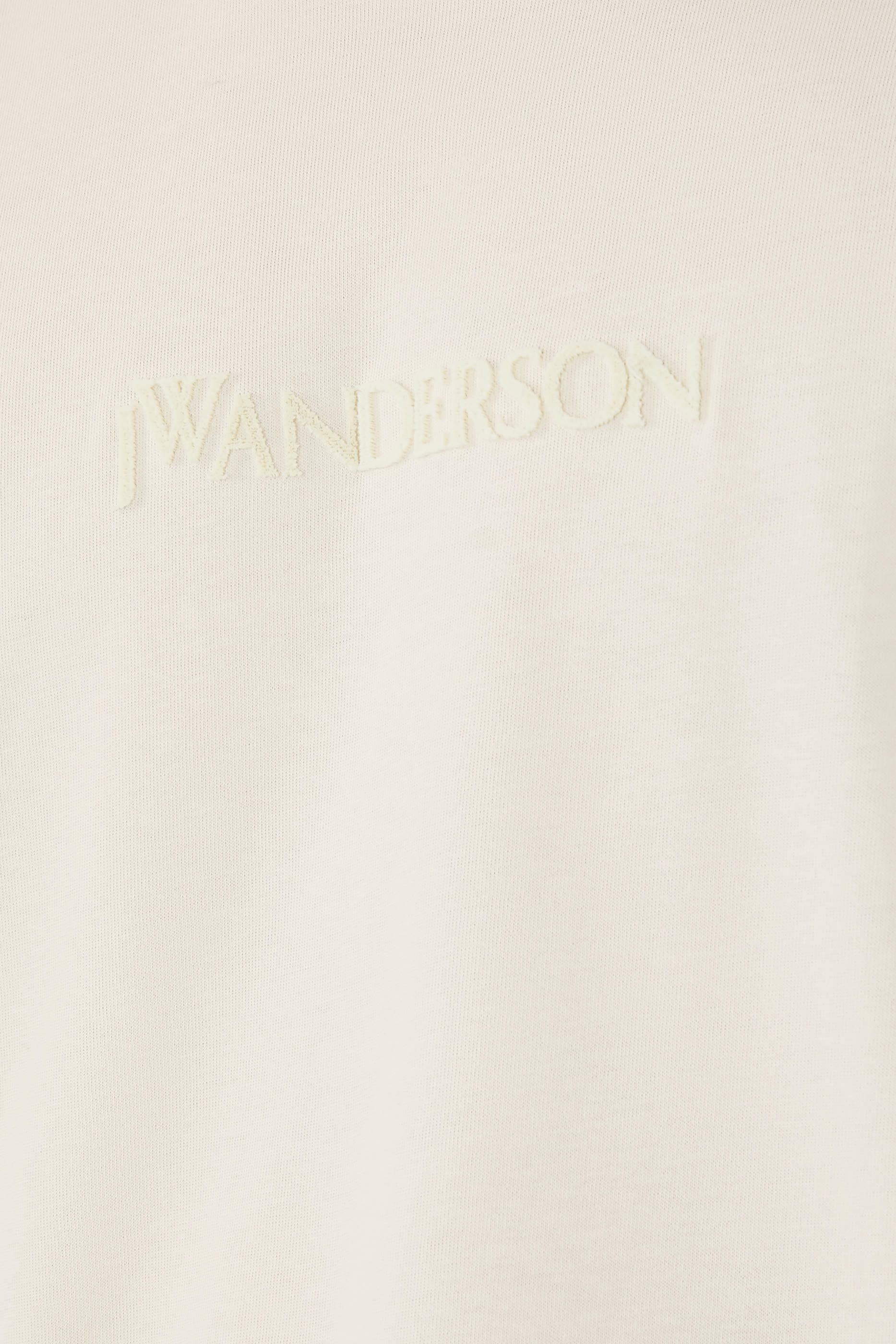 تيشيرت بتطريز شعار الماركة