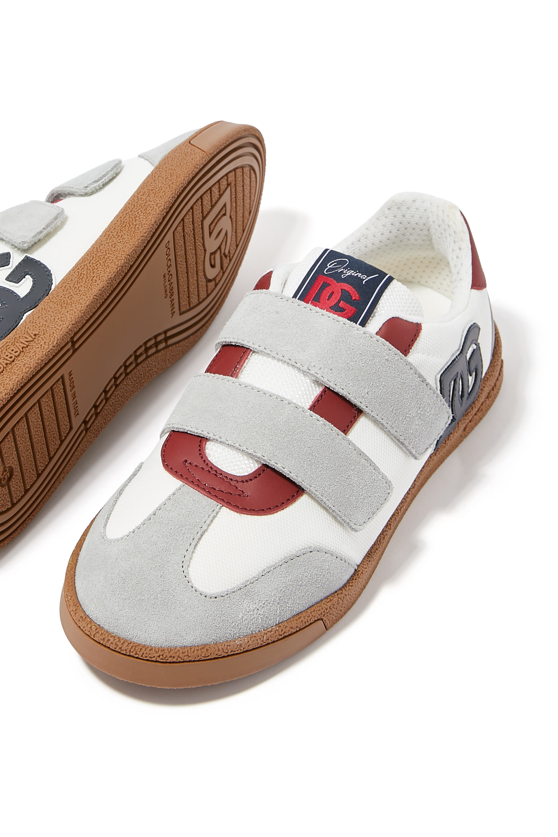 سنيكرز بكاحل منخفض وشعار الماركة