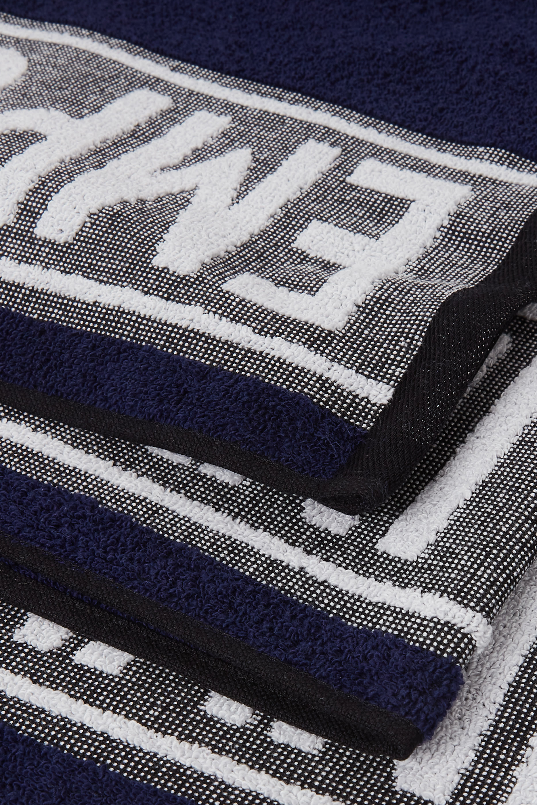 منشفة شاطئ بشعار الماركة