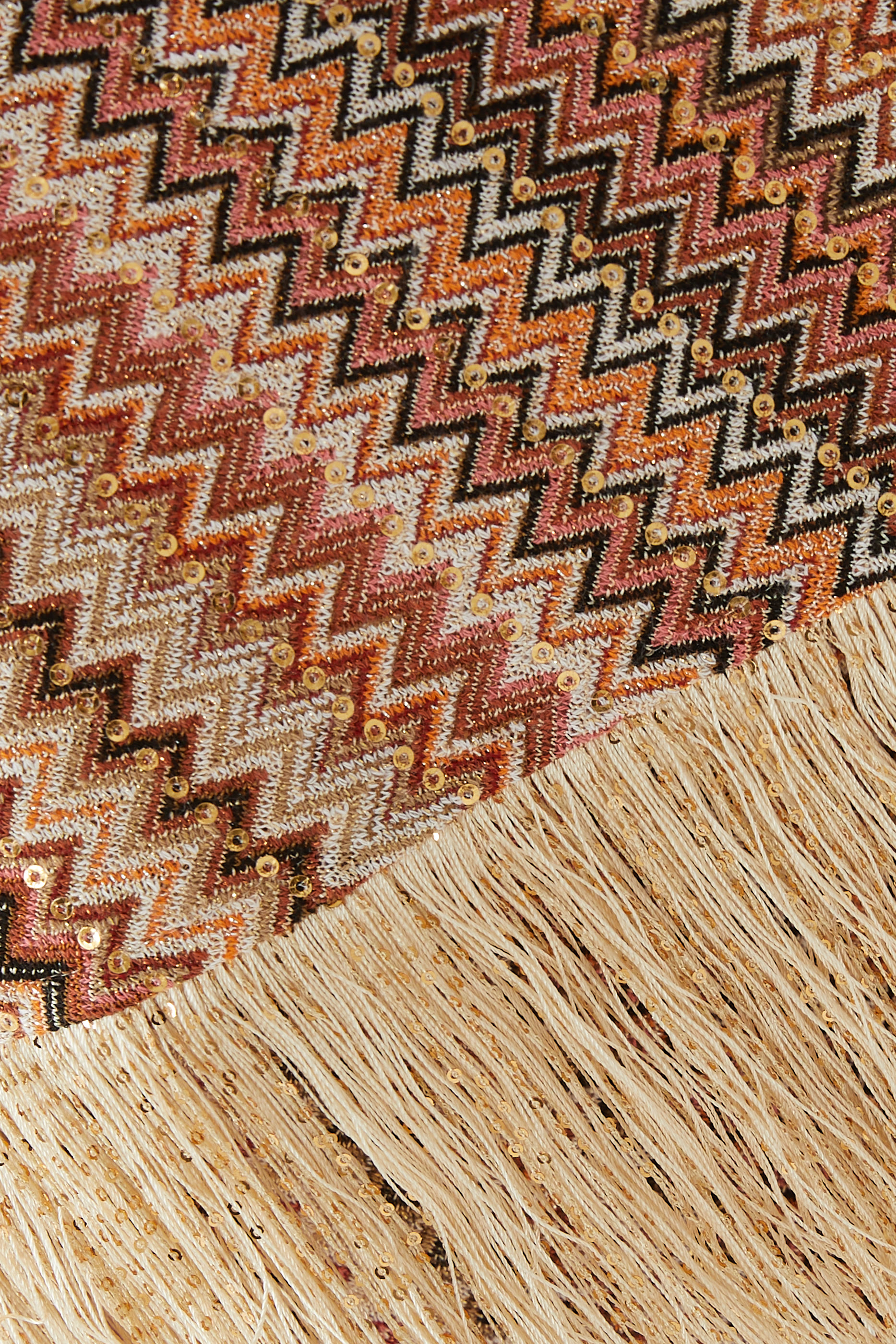 بلوزة بتصميم حصري غير متماثل بنقشة خطوط متعرجة مزينة بترتر وشراشيب راشيل