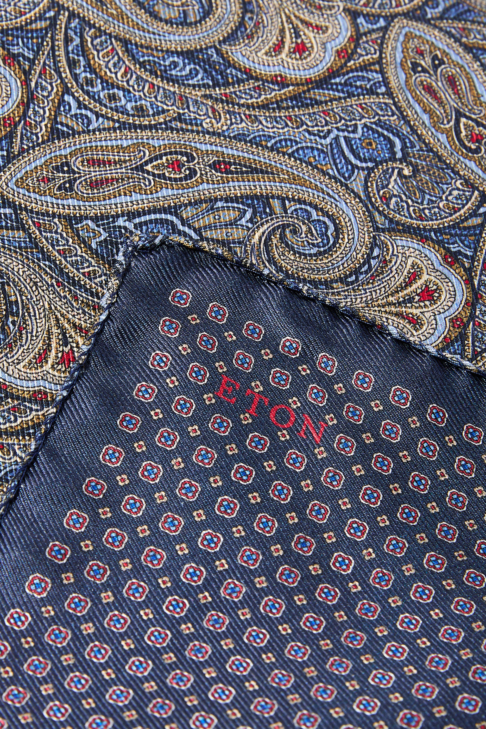 منديل جيب بتصميم مربع وطبعة مزدوجة 