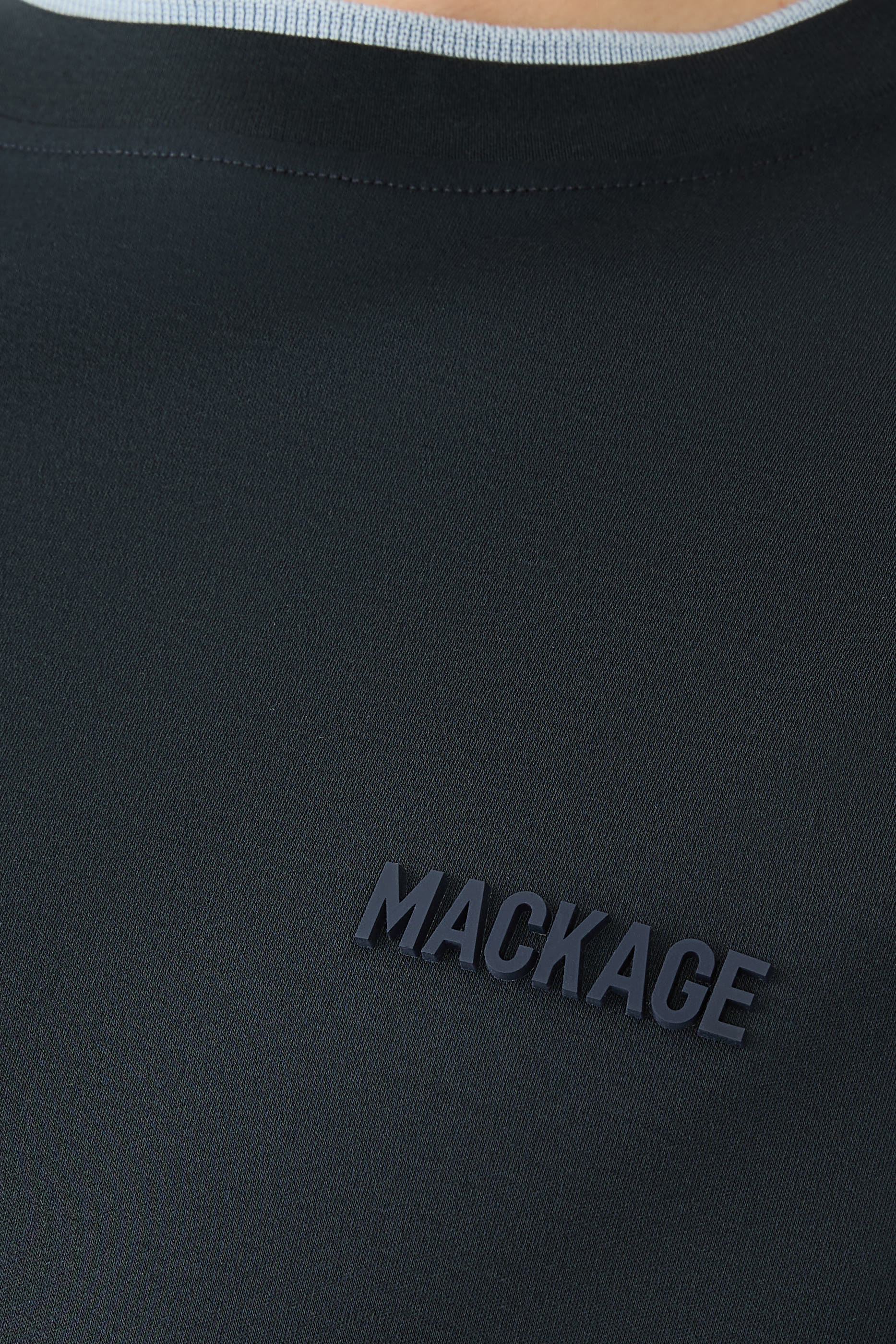 تيشيرت تي-إم إن في بياقة ضيقة مزدوجة