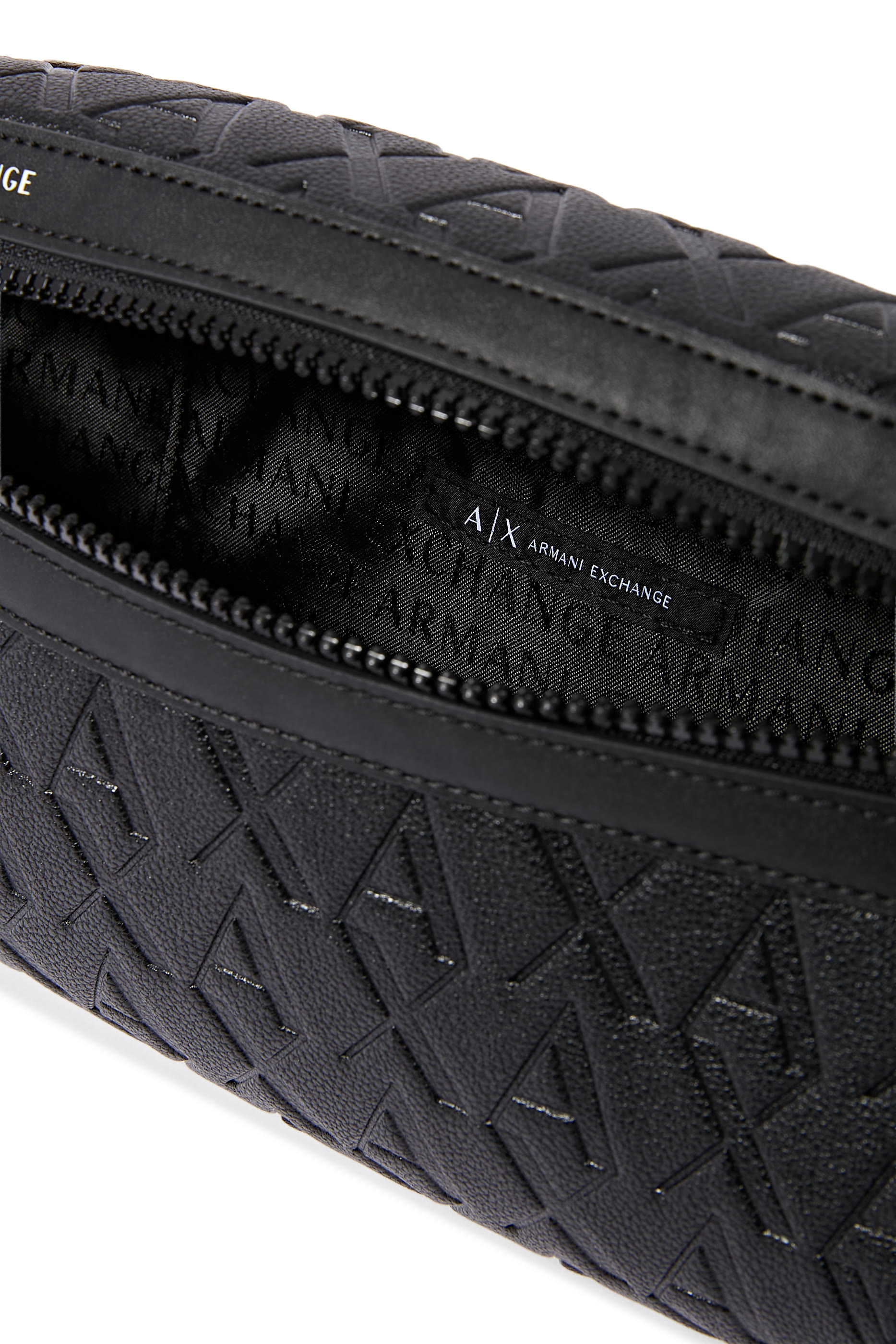 حقيبة بحزام وشعار الماركة بالكامل