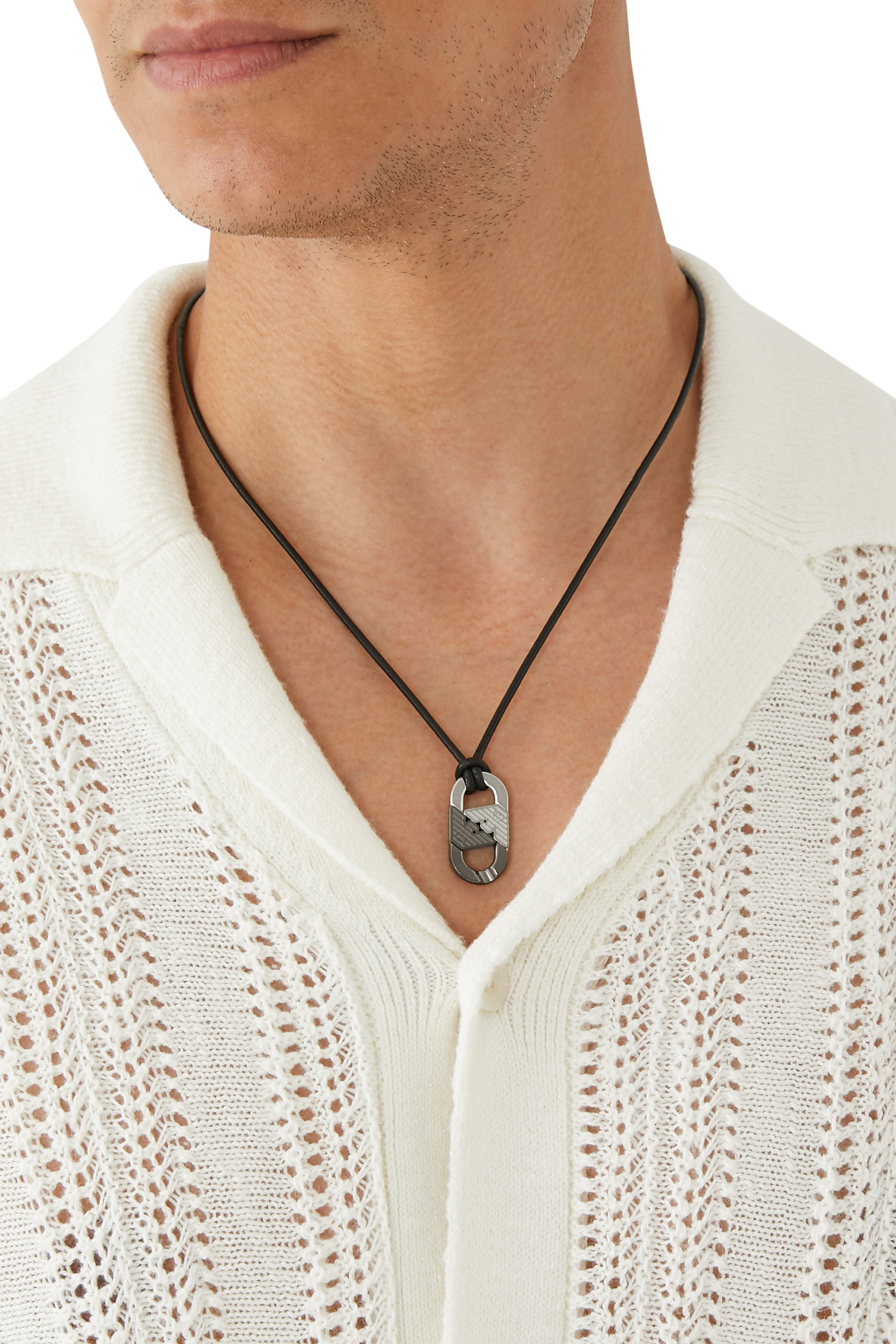 قلادة بشعار الماركة، جلد