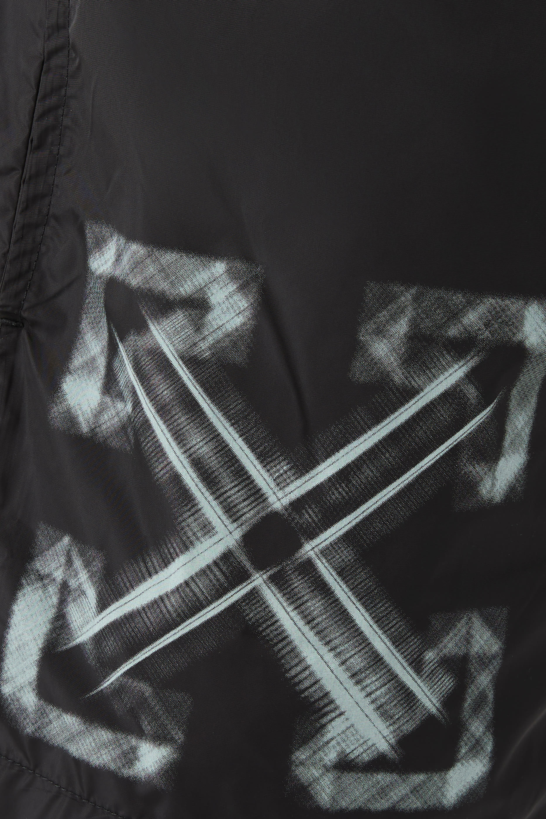 شورت سباحة بشعار الأسهم بتصميم مشوش