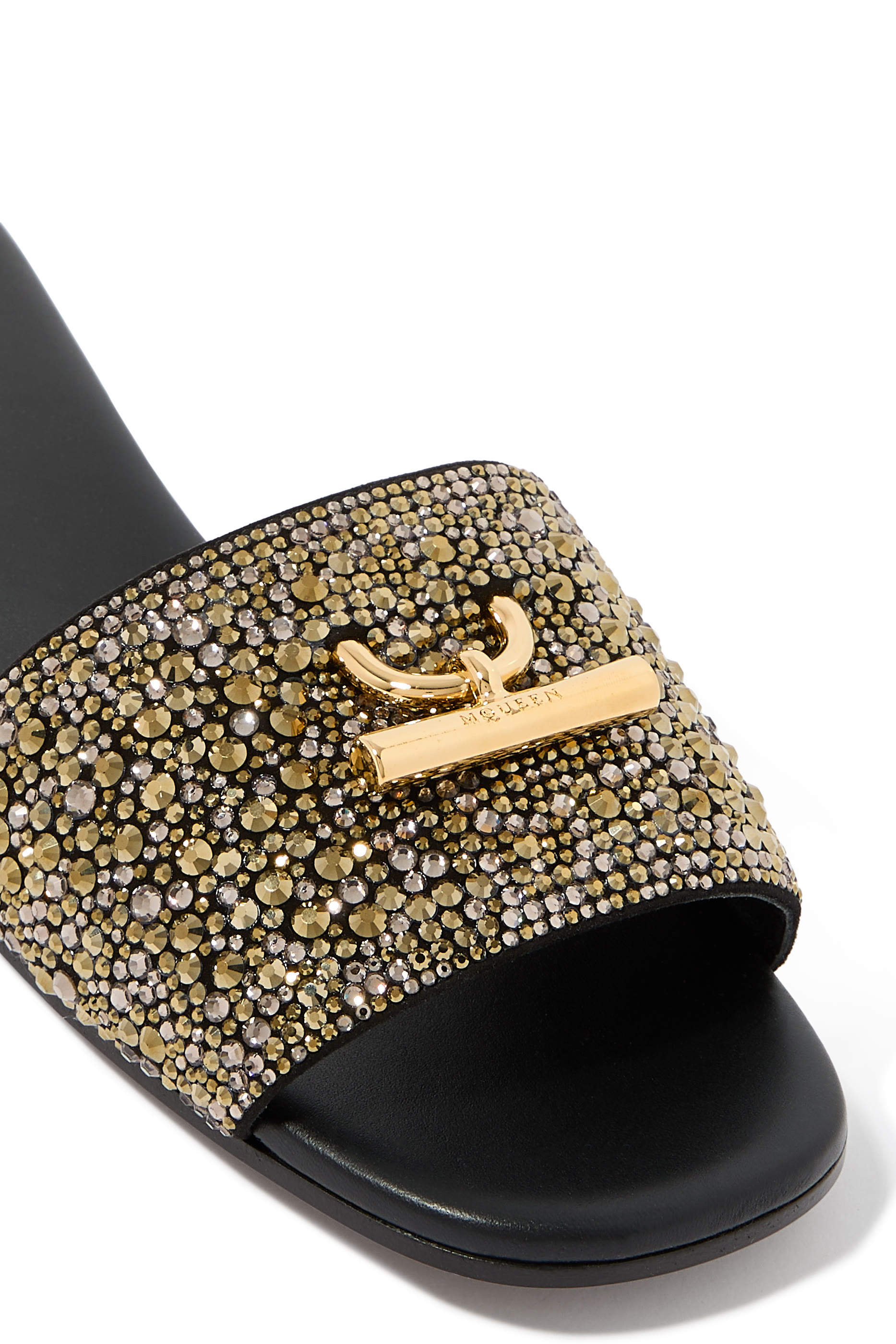 صندل مزين بأحجار بحلية على شكل حرف T