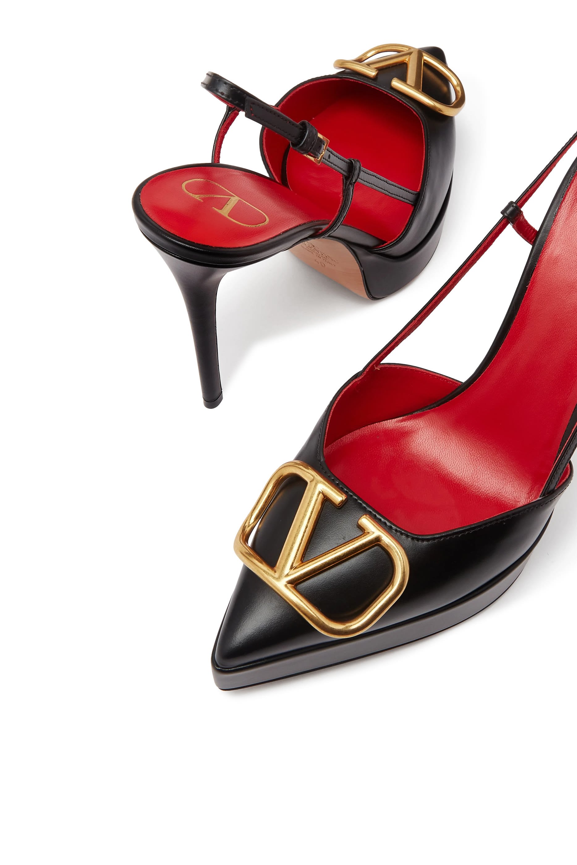 حذاء كلاسيكي 120 بسير خلفي وحلية شعار الماركة