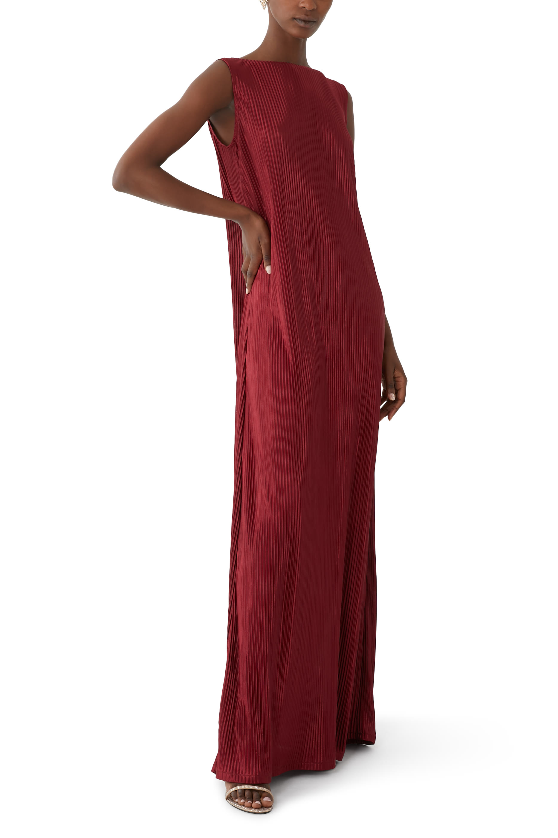 طقم بشت ساتان مجعد، وفستان بلا أكمام بطيات وحزام