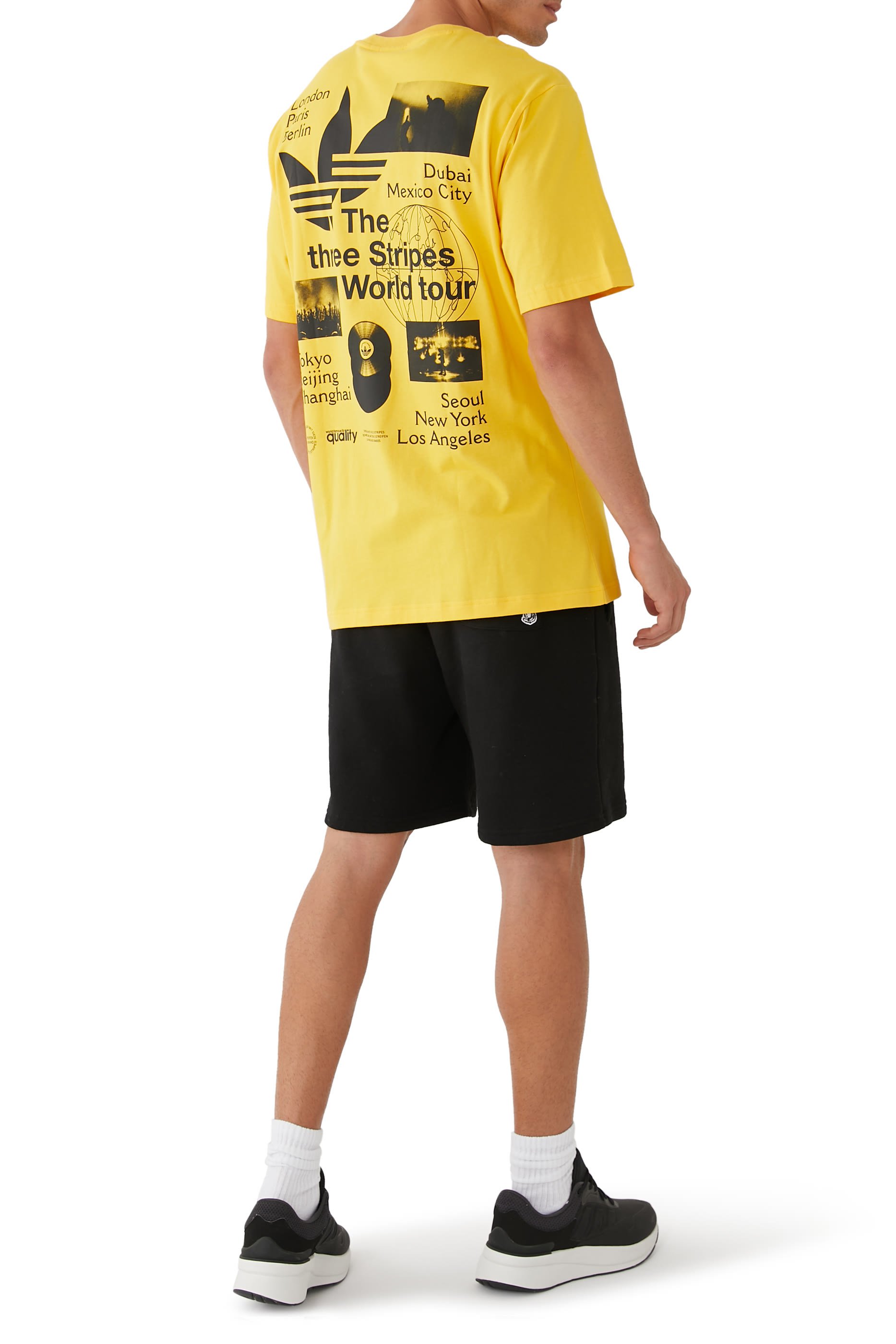 تيشيرت بأكمام قصيرة وطبعة شعار الماركة غرافيكية