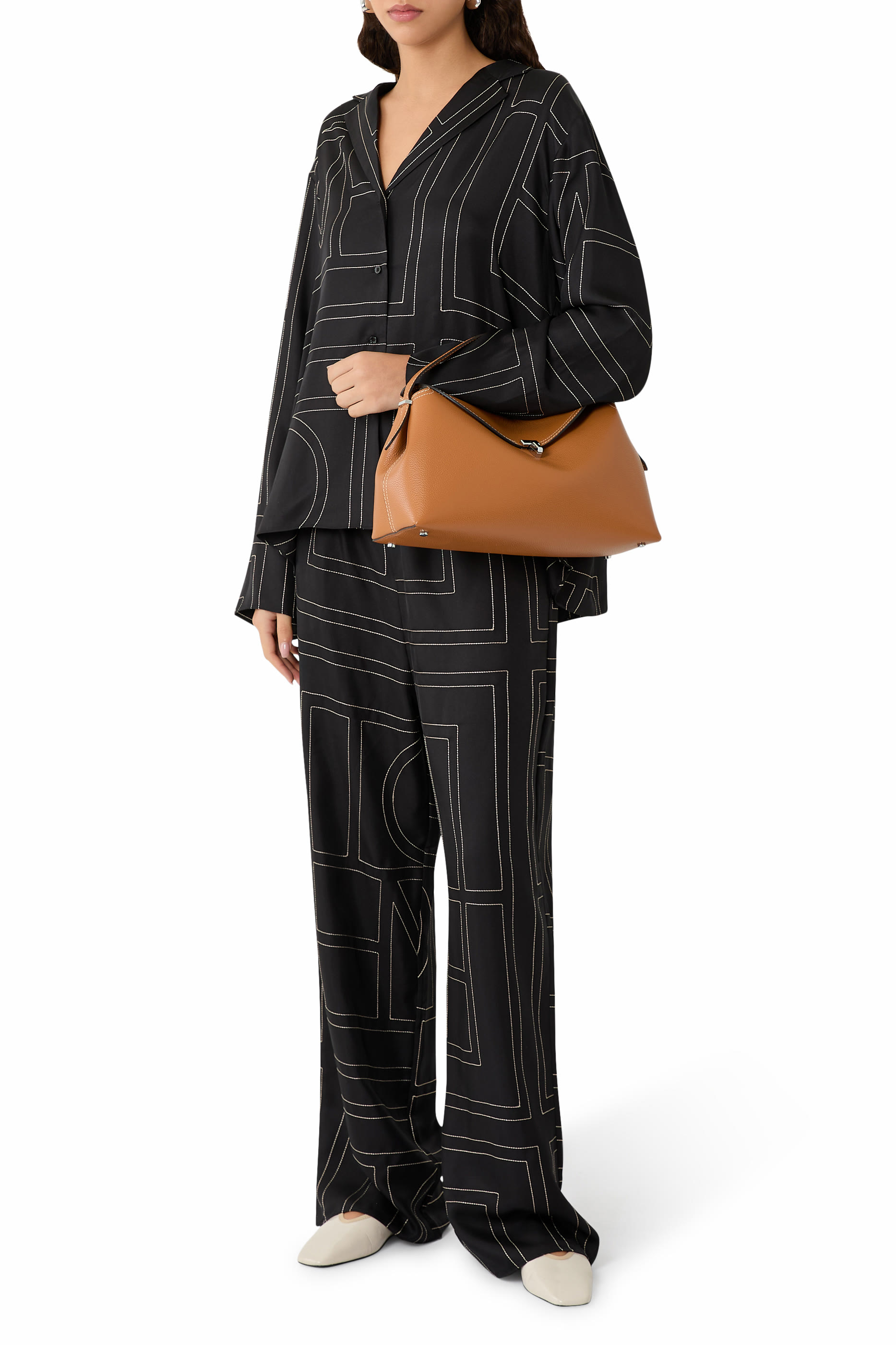 حقيبة يد بإغلاق على شكل حرف T ويد علوية