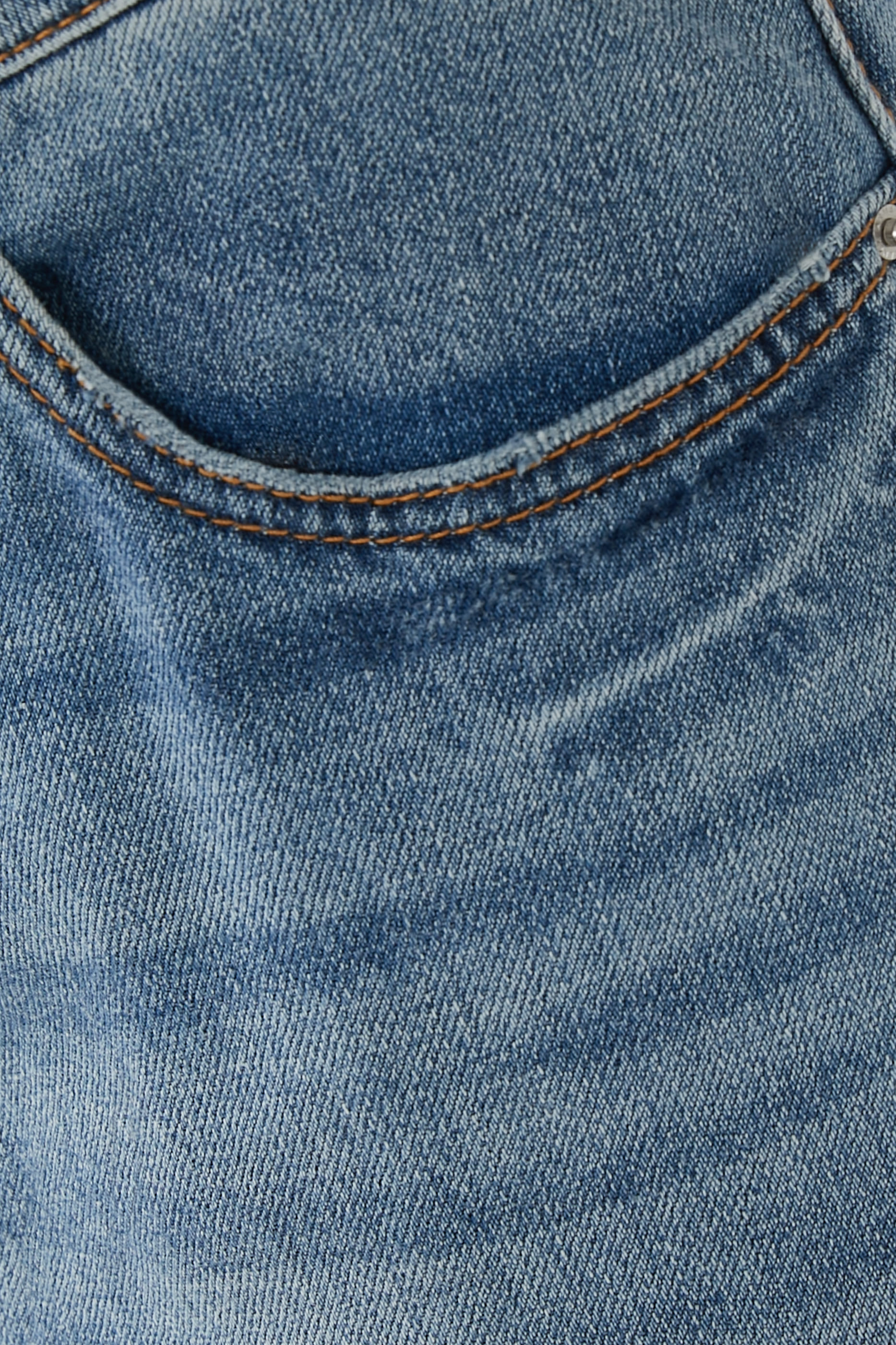 بنطال جينز بقصة مريحة